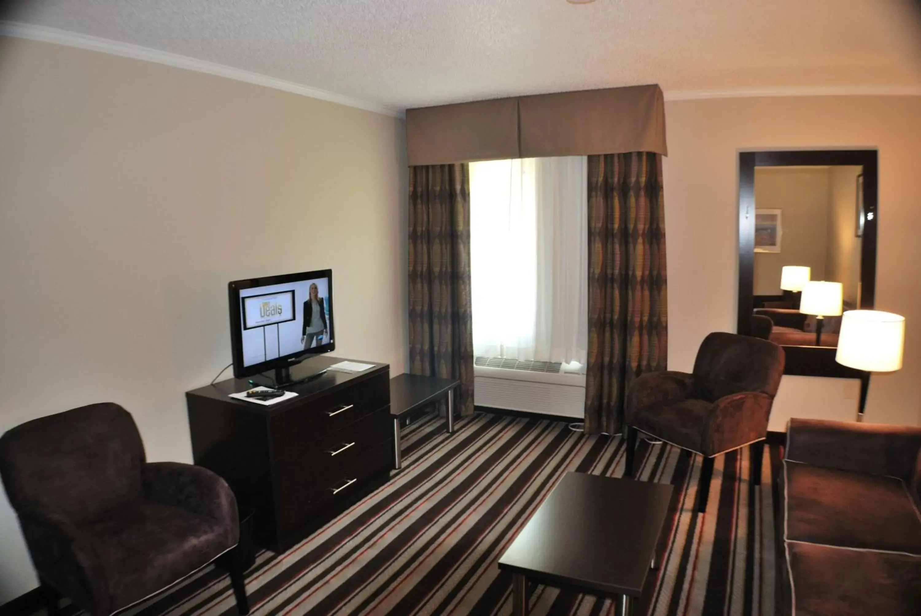 Photo of the whole room, TV/Entertainment Center in Holiday Inn Express Nashville W-I40, an IHG Hotel