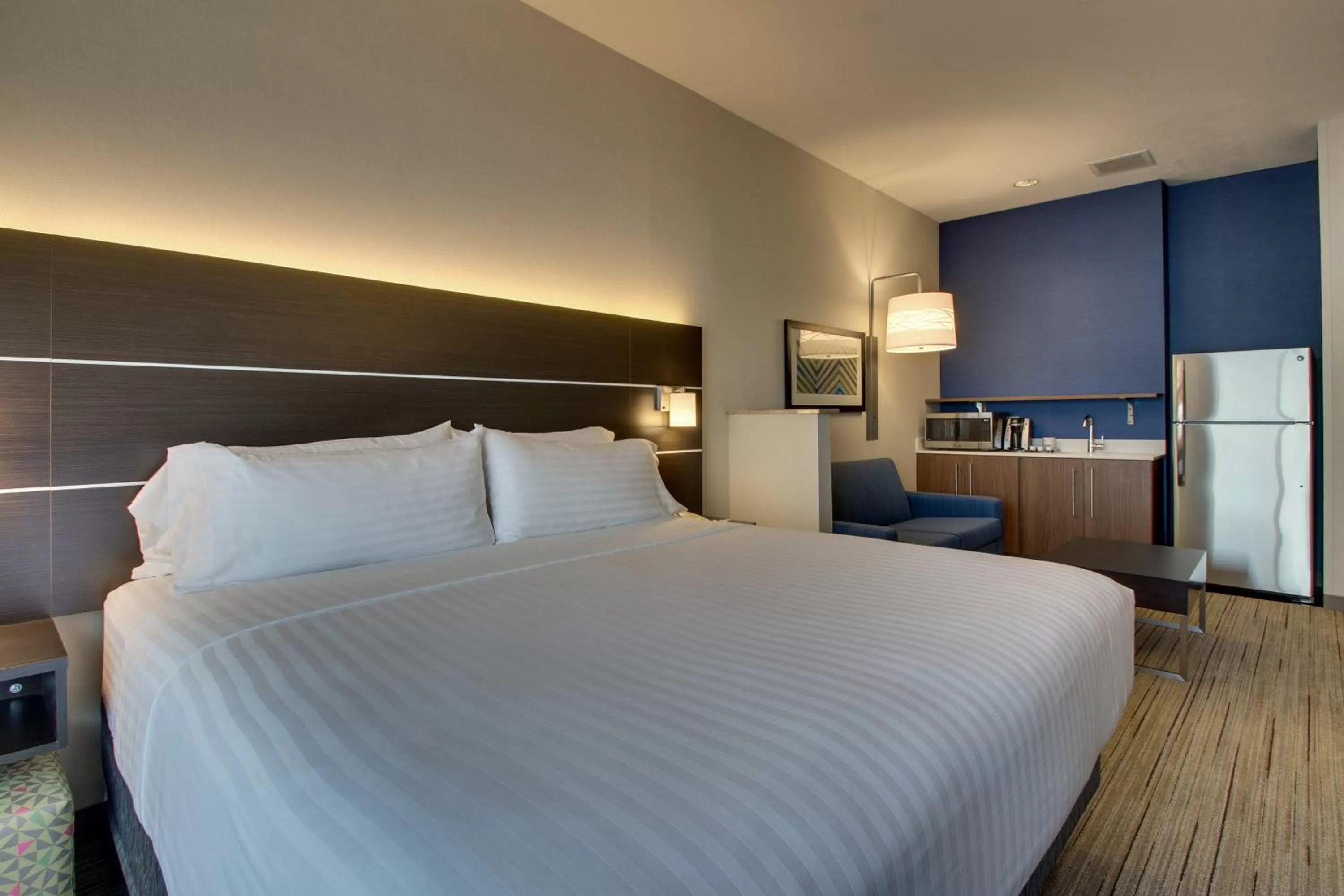 Photo of the whole room, Bed in Holiday Inn Express Hotel & Suites Morris by IHG