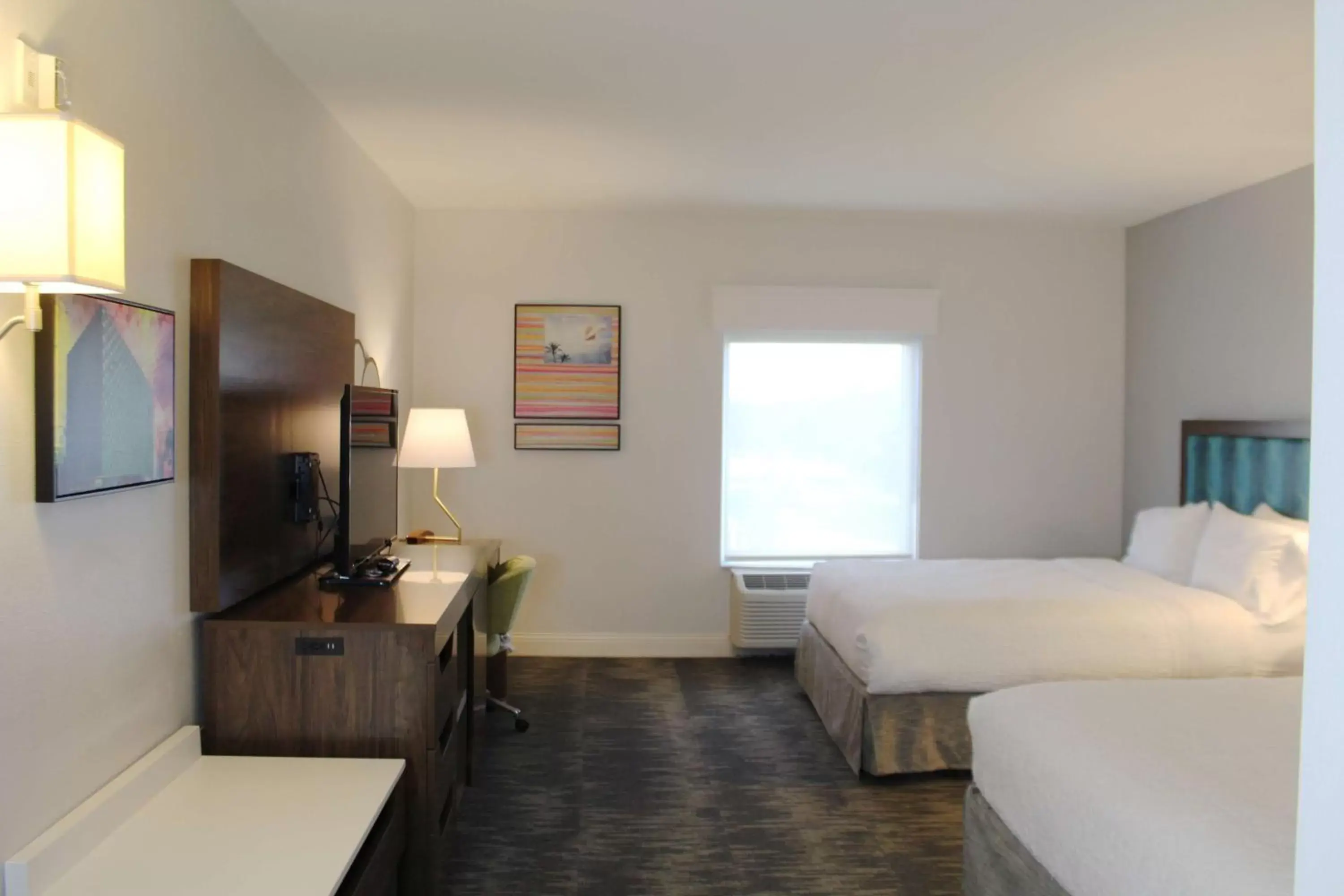 Bedroom, TV/Entertainment Center in Hampton Inn & Suites Sarasota / Bradenton - Airport