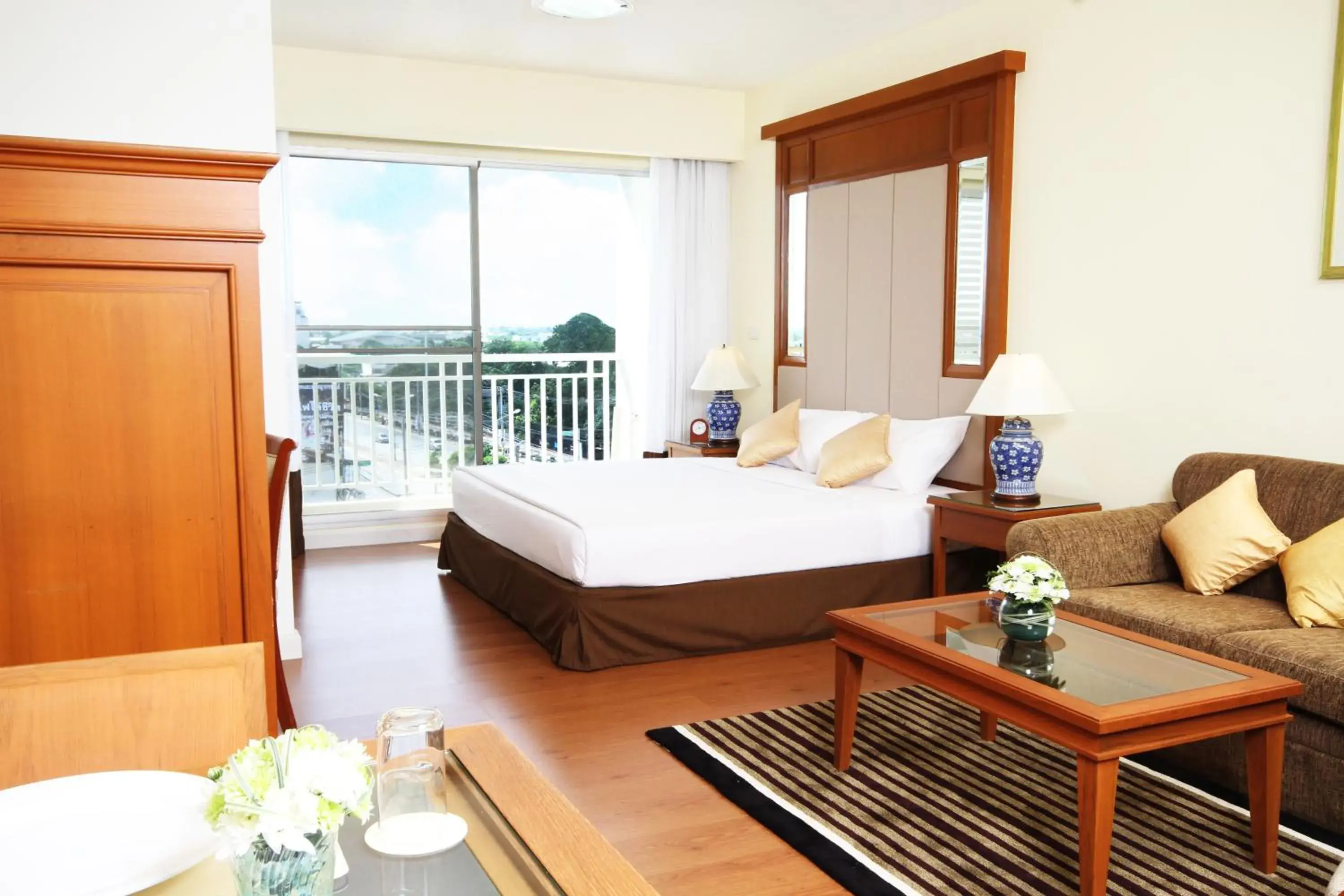 Balcony/Terrace, Bed in Kameo Grand Hotel & Serviced Apartment, Rayong Balcony/Terrace, Bed in Kameo Grand Hotel & Serviced Apartment, Rayong