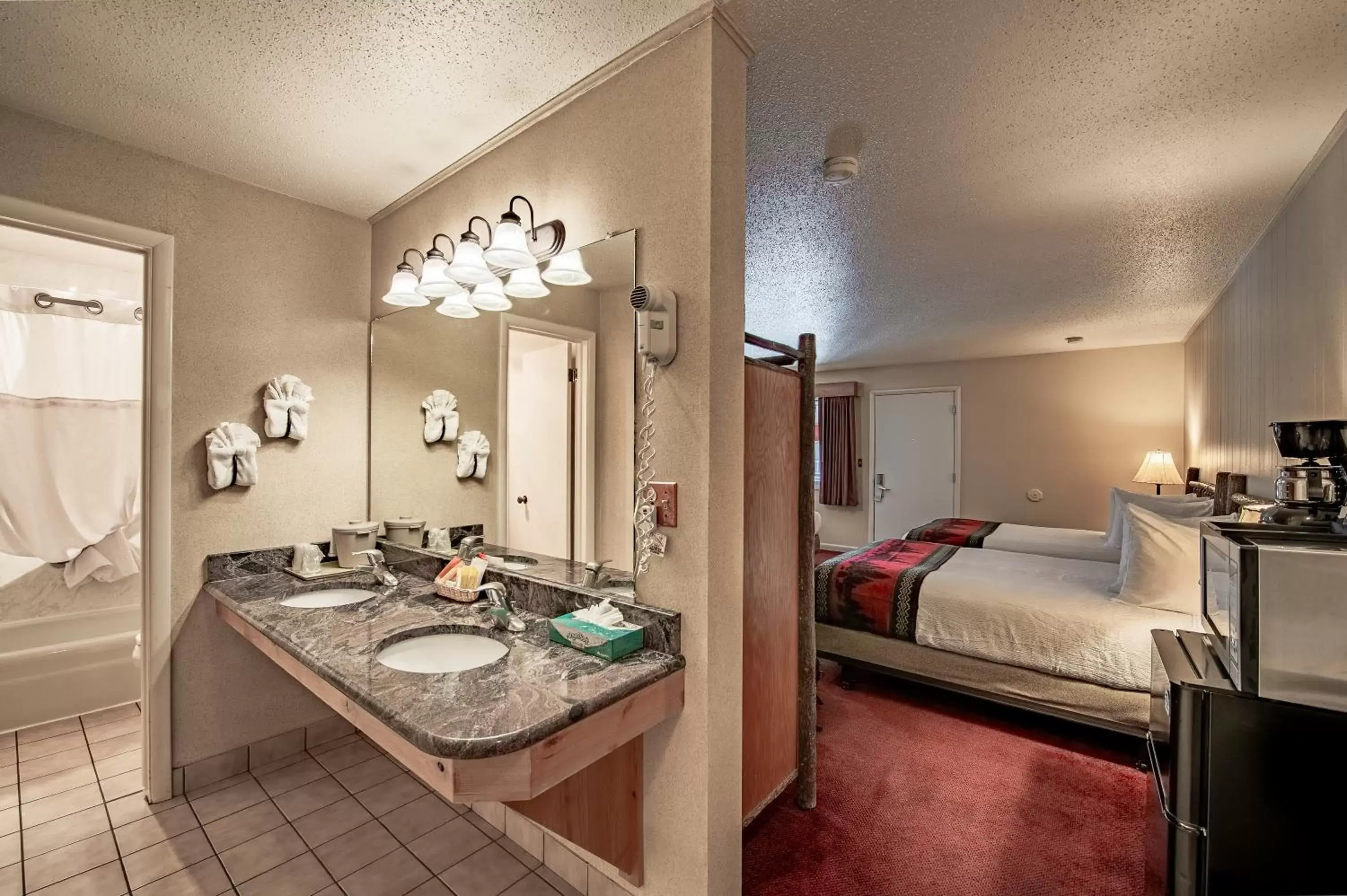 Photo of the whole room, Bed in Antler Inn Photo of the whole room, Bed in Antler Inn