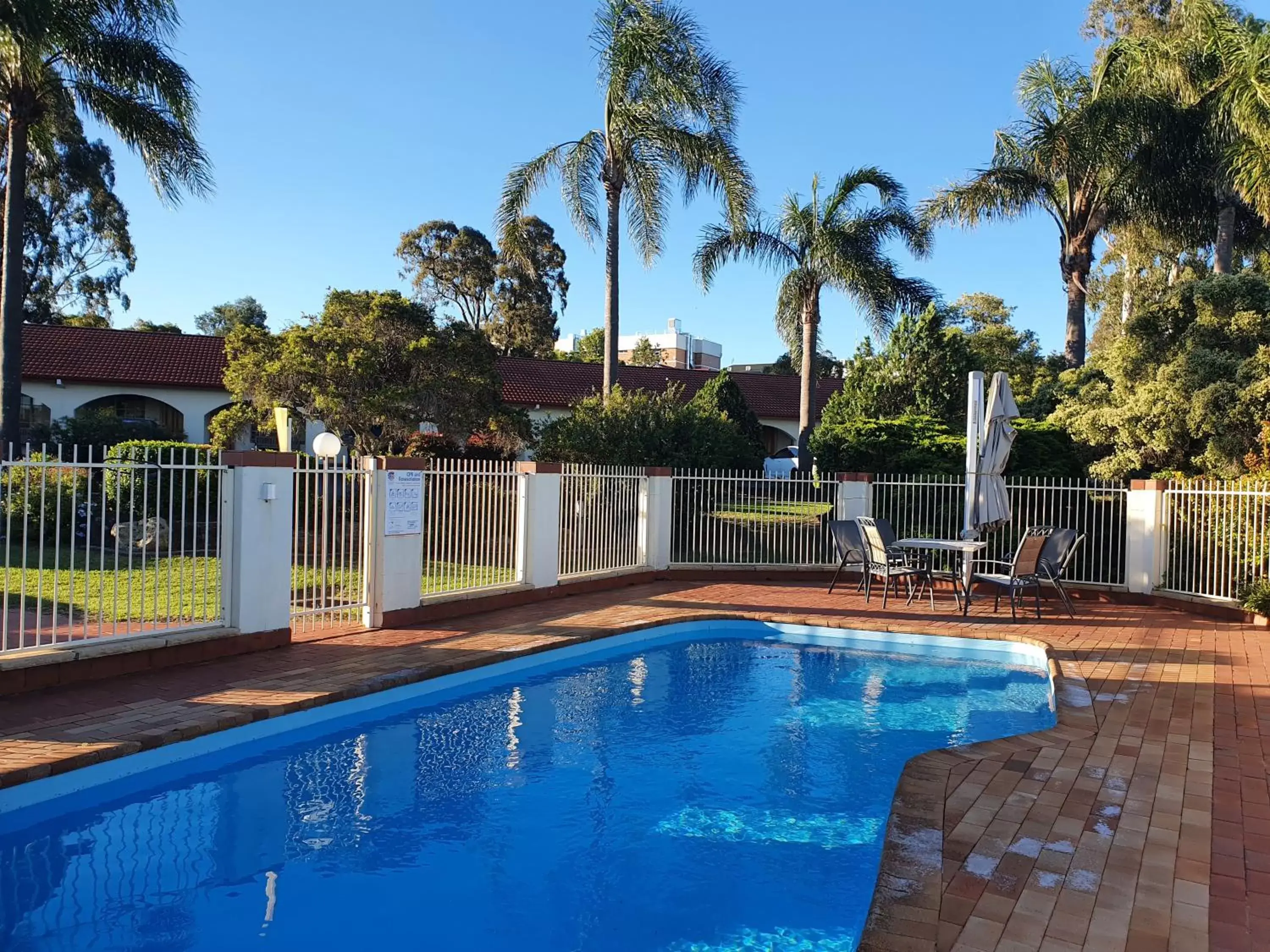 Swimming Pool in McNevins Warwick Motel