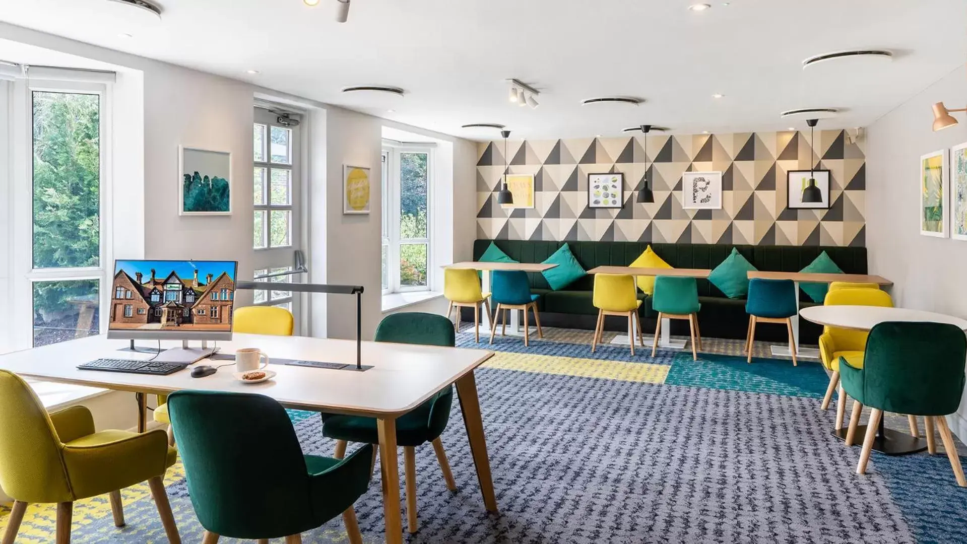 Lounge or bar in Holiday Inn London-Bexley, an IHG Hotel