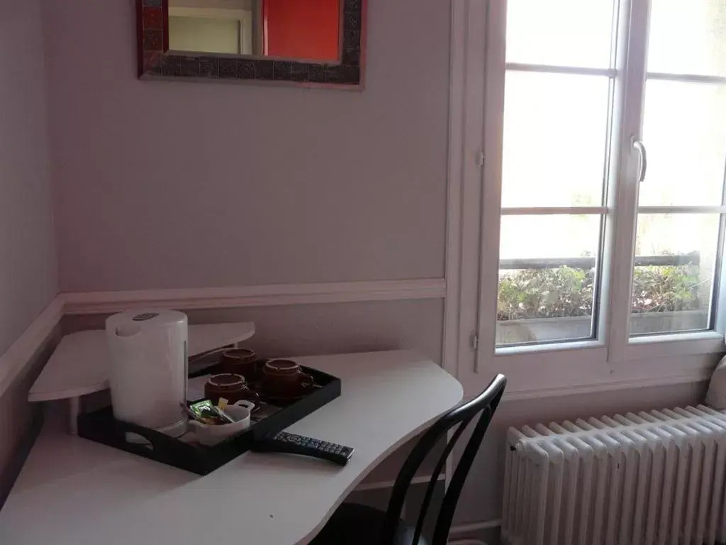 Standard Triple Room in Hôtel Le Hussard Standard Triple Room in Hôtel Le Hussard