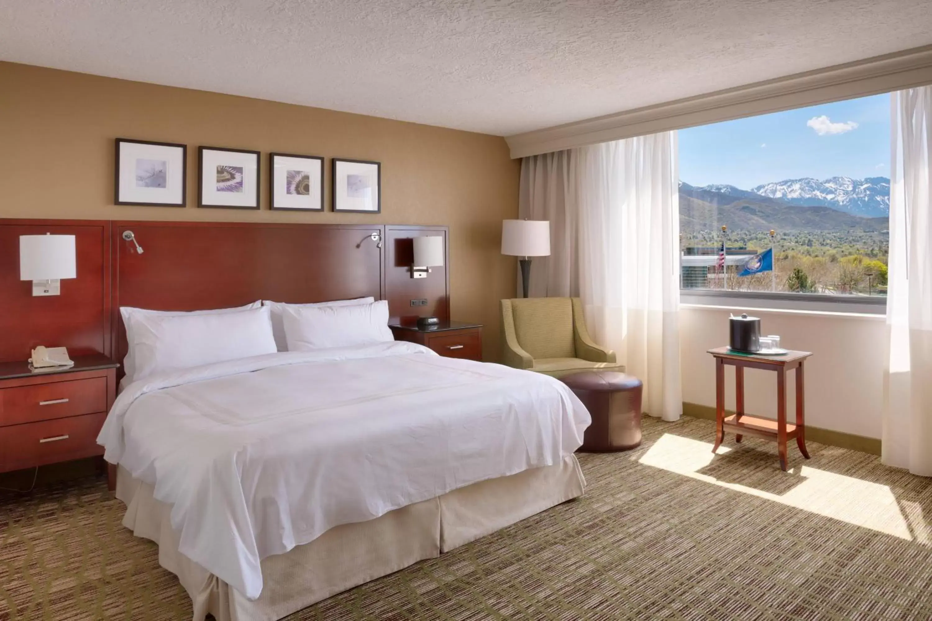 Photo of the whole room, Bed in Salt Lake City Marriott University Park