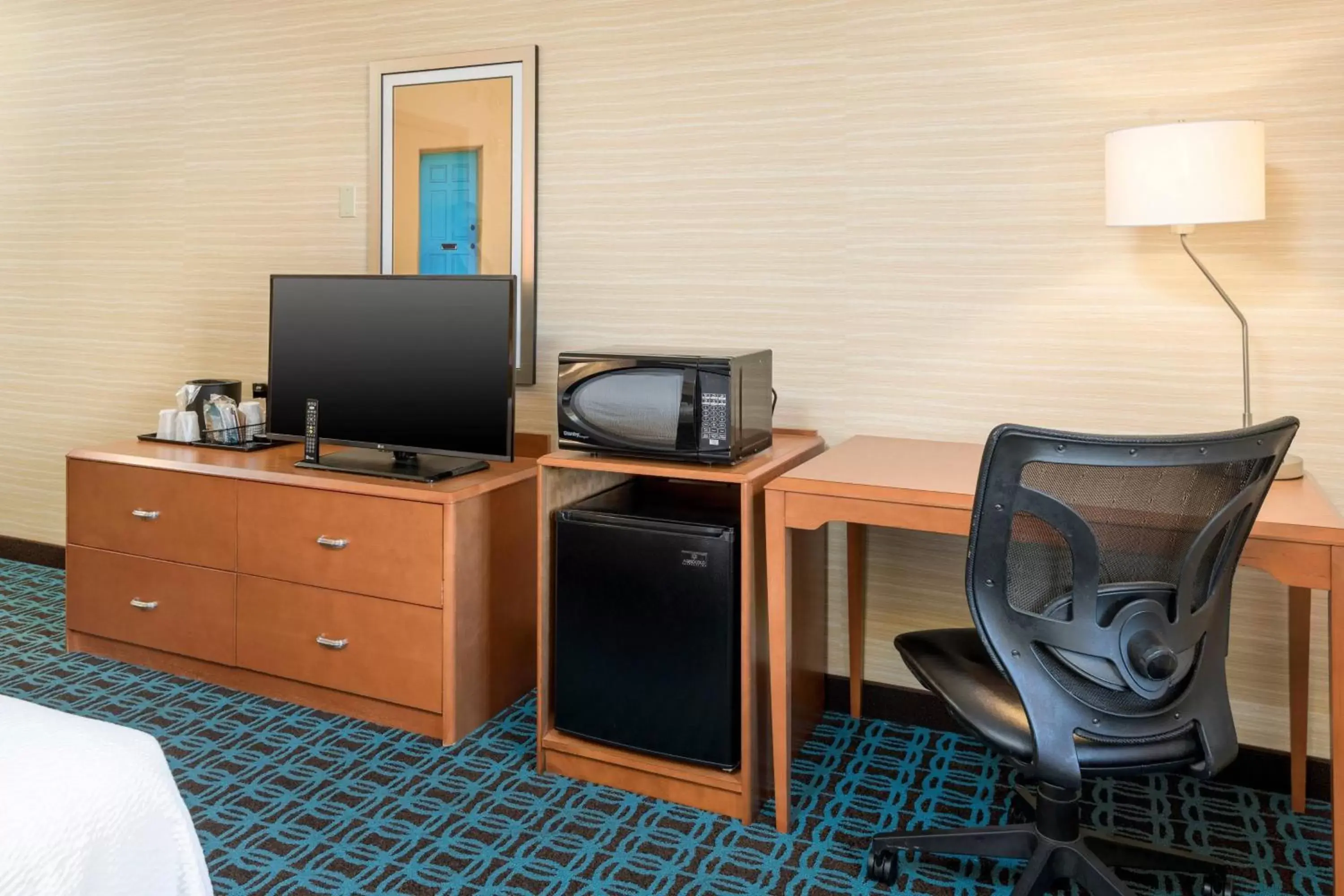 Photo of the whole room, TV/Entertainment Center in Fairfield Inn and Suites Phoenix Chandler Fashion Center