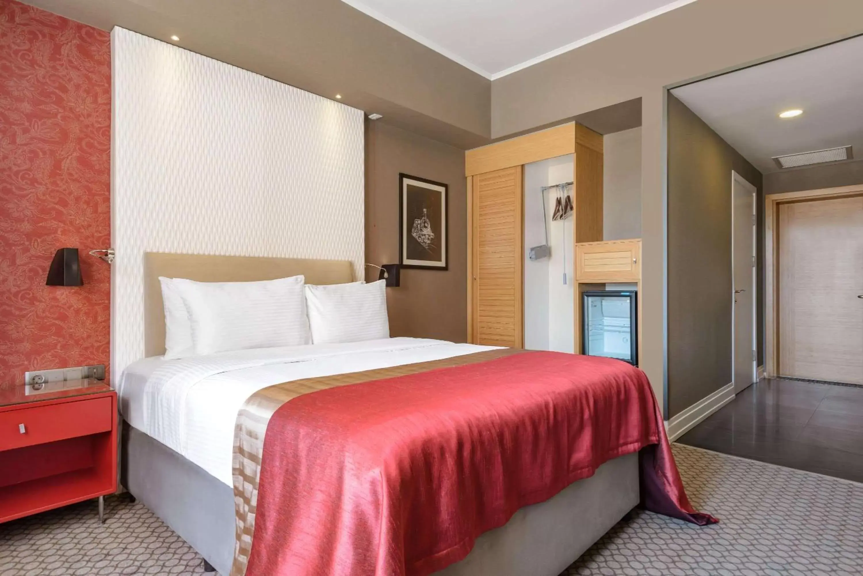 Photo of the whole room, Bed in Ramada Plaza by Wyndham Eskisehir