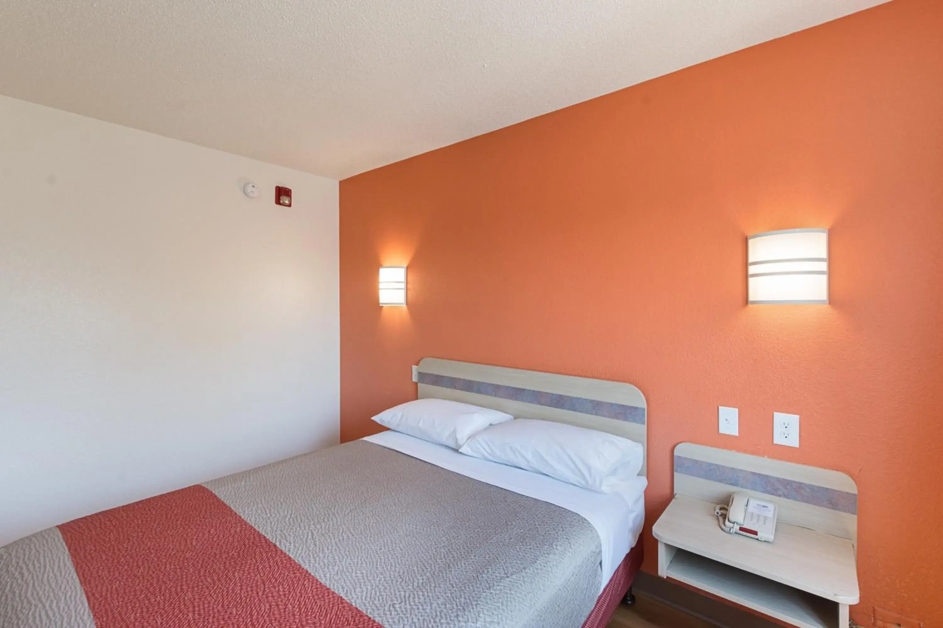 Bedroom, Bed in Motel 6-Columbia, SC - Fort Jackson Area