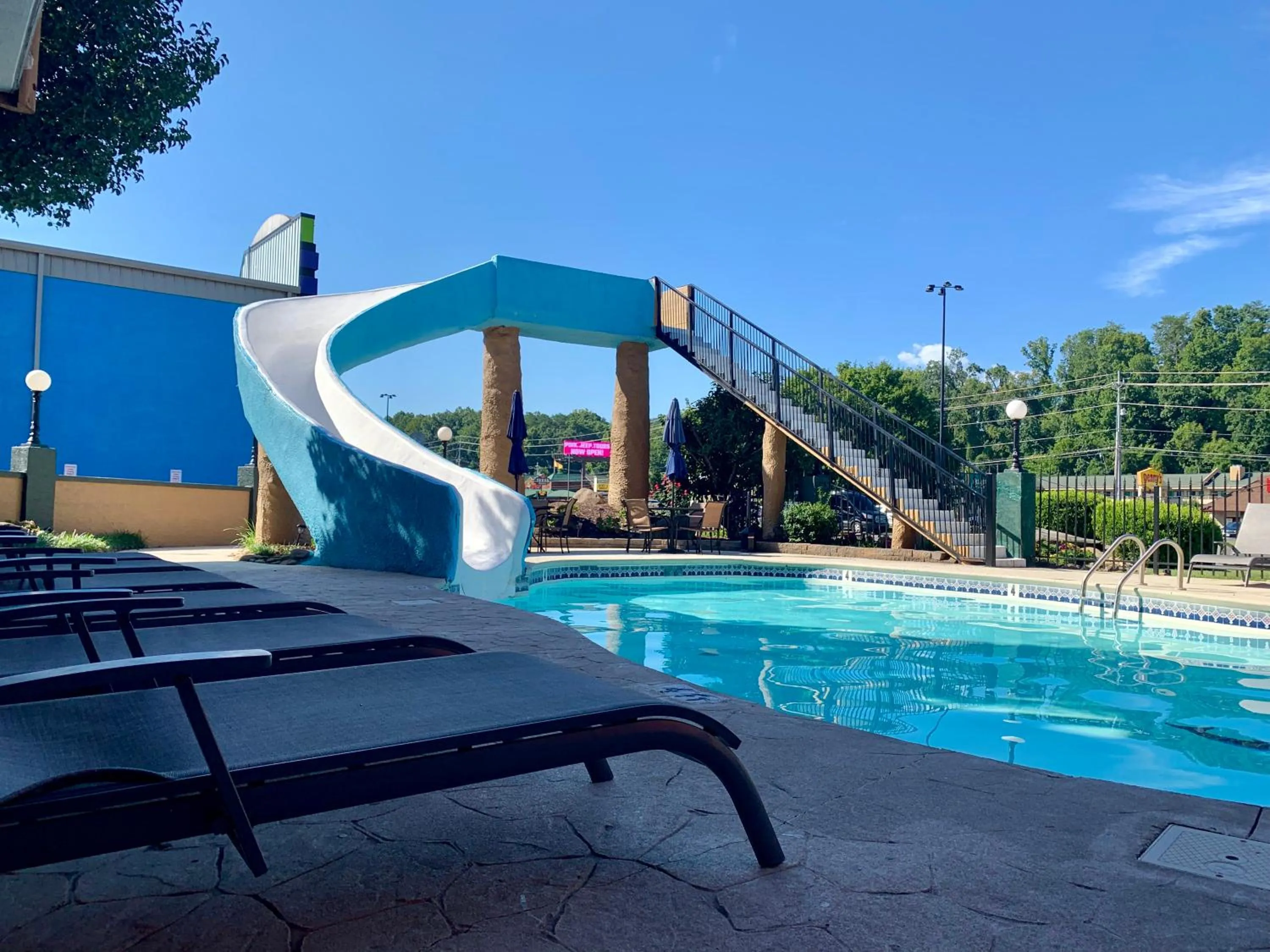 Swimming pool in Riverchase Lodge