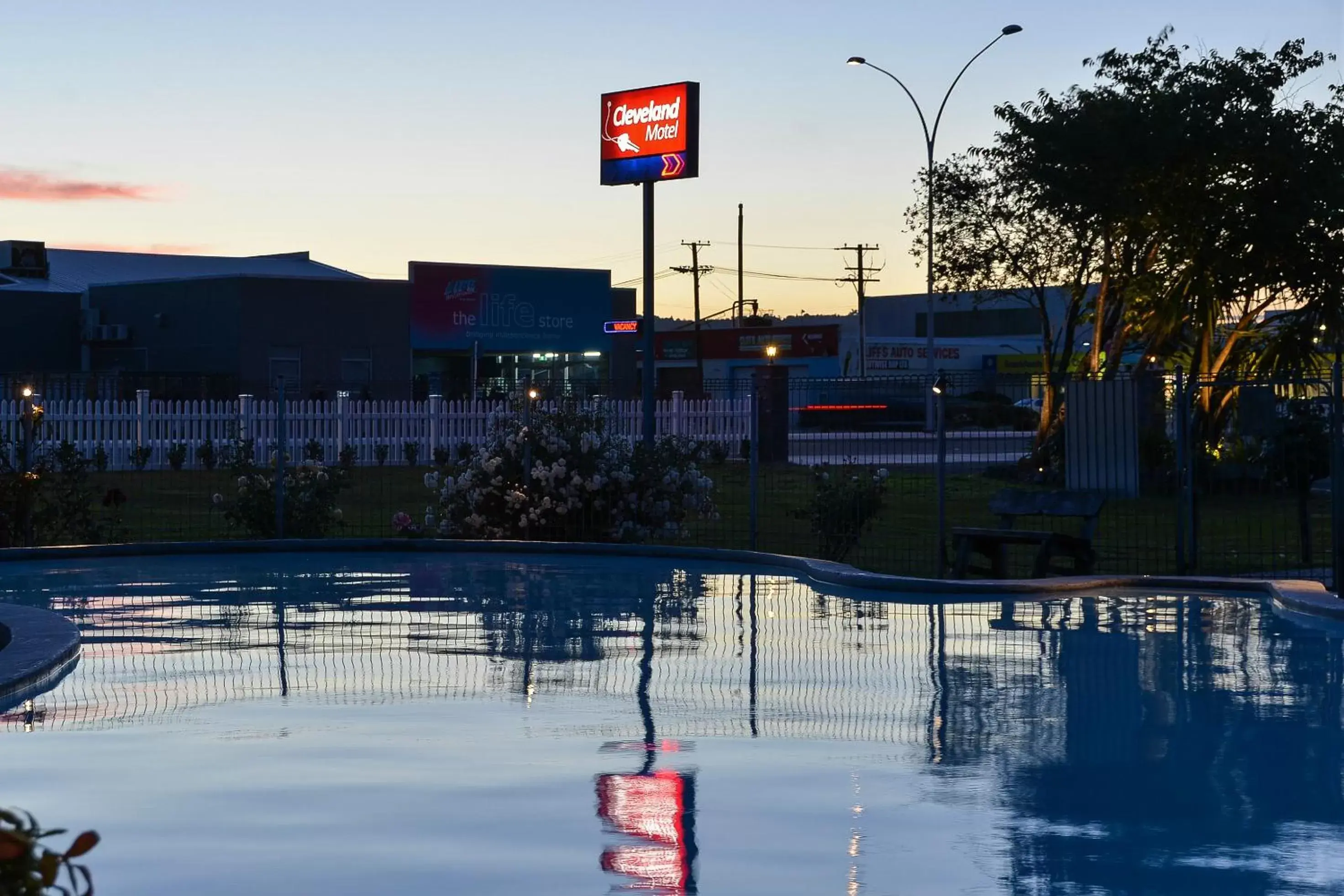 Swimming pool, Property Building in Cleveland Thermal Motel