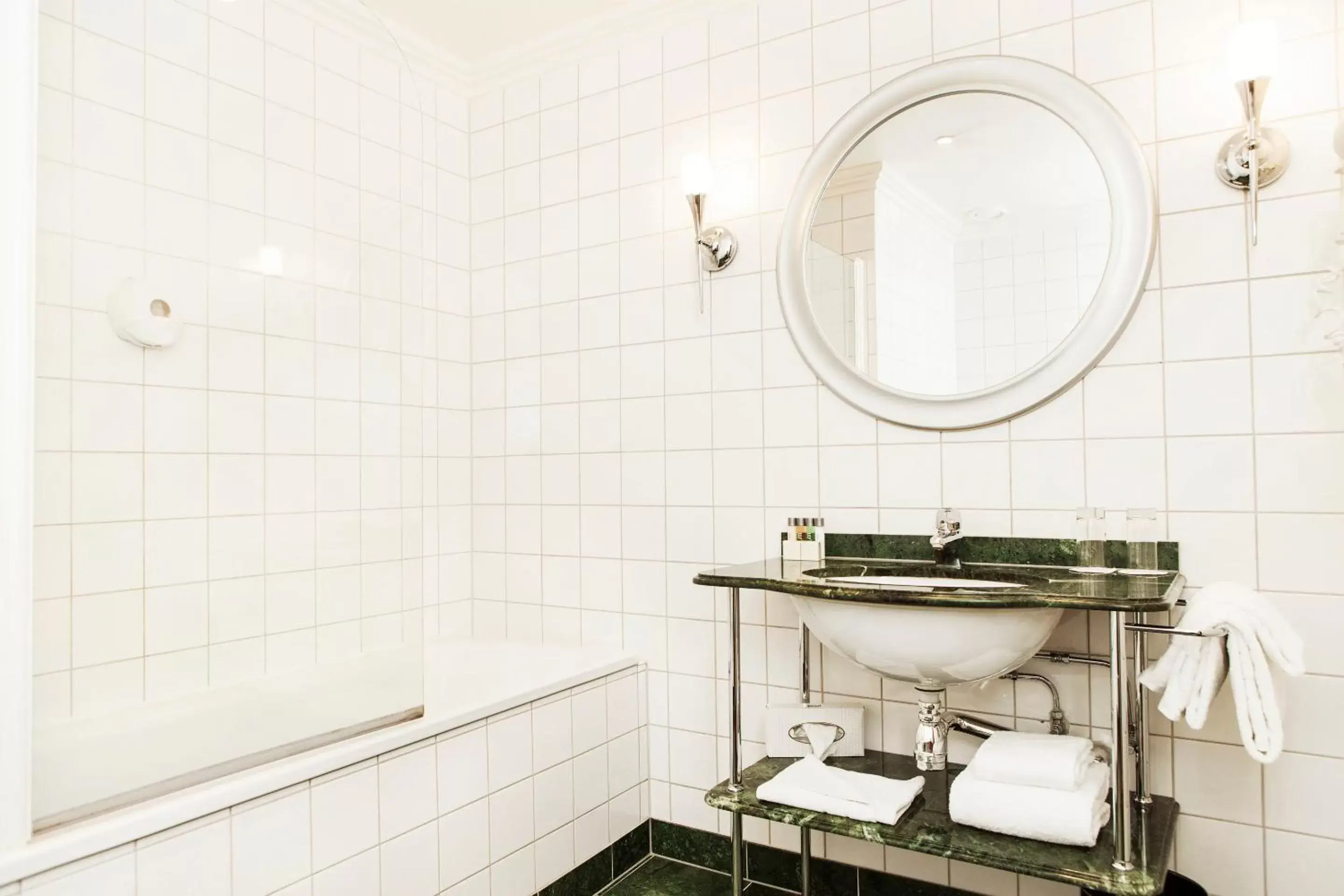 Bathroom in Elite Hotel Savoy
