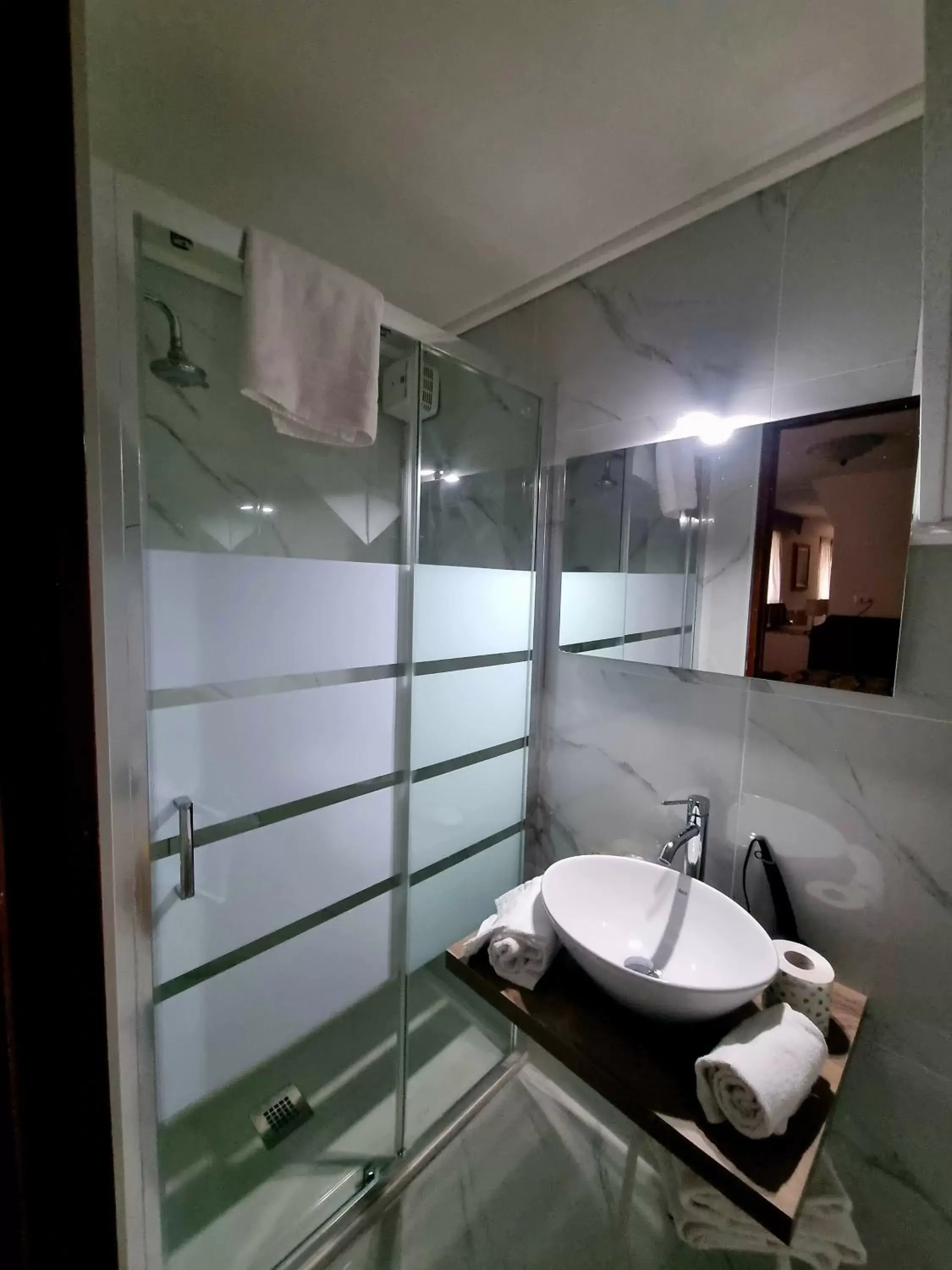 Shower, Bathroom in Albergo Casa Peron