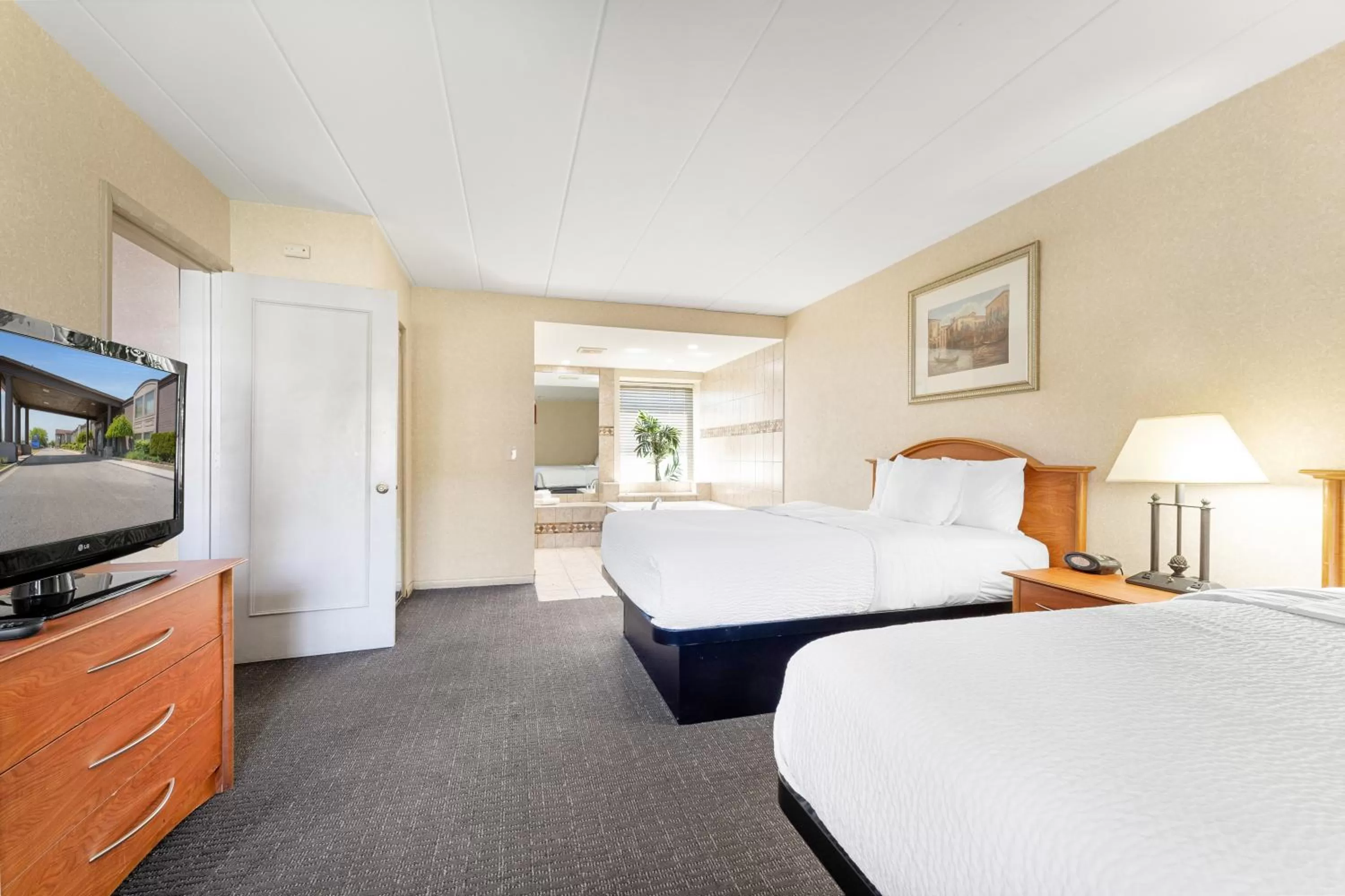 Bed in Days Inn & Suites by Wyndham Roseville/Detroit Area