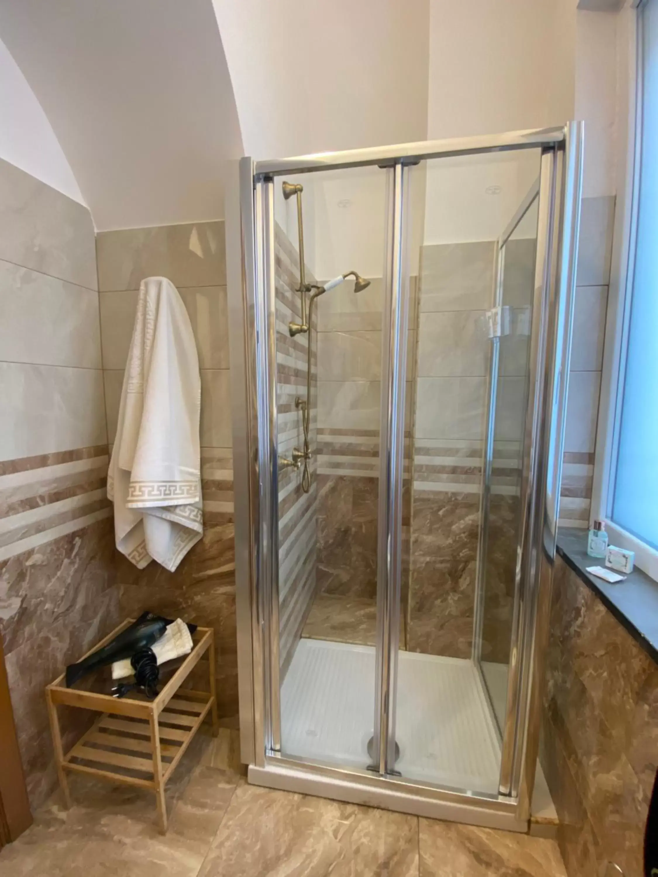 Shower, Bathroom in Suite Incentro Salerno