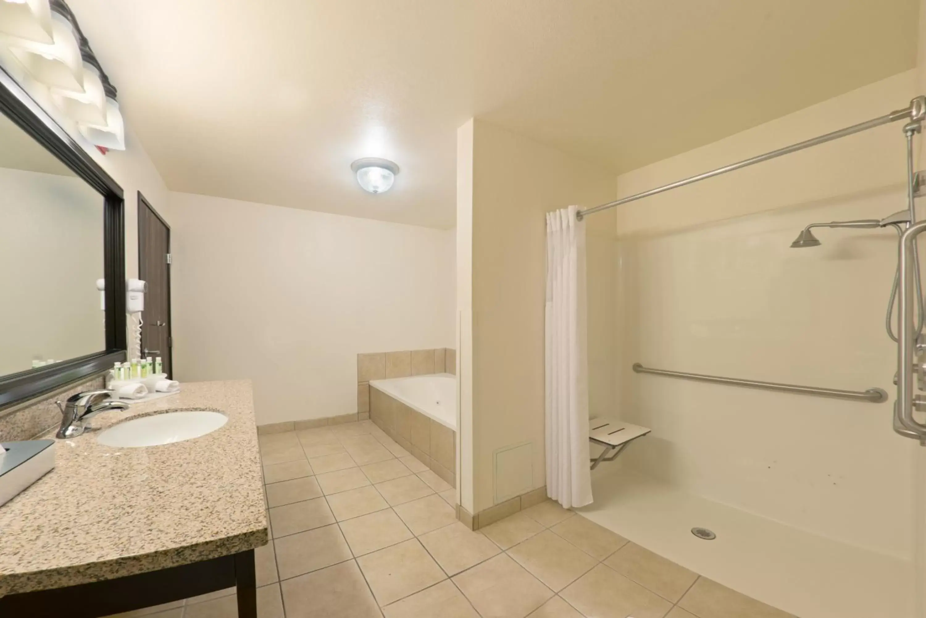 Bathroom in Holiday Inn Express Show Low, an IHG Hotel