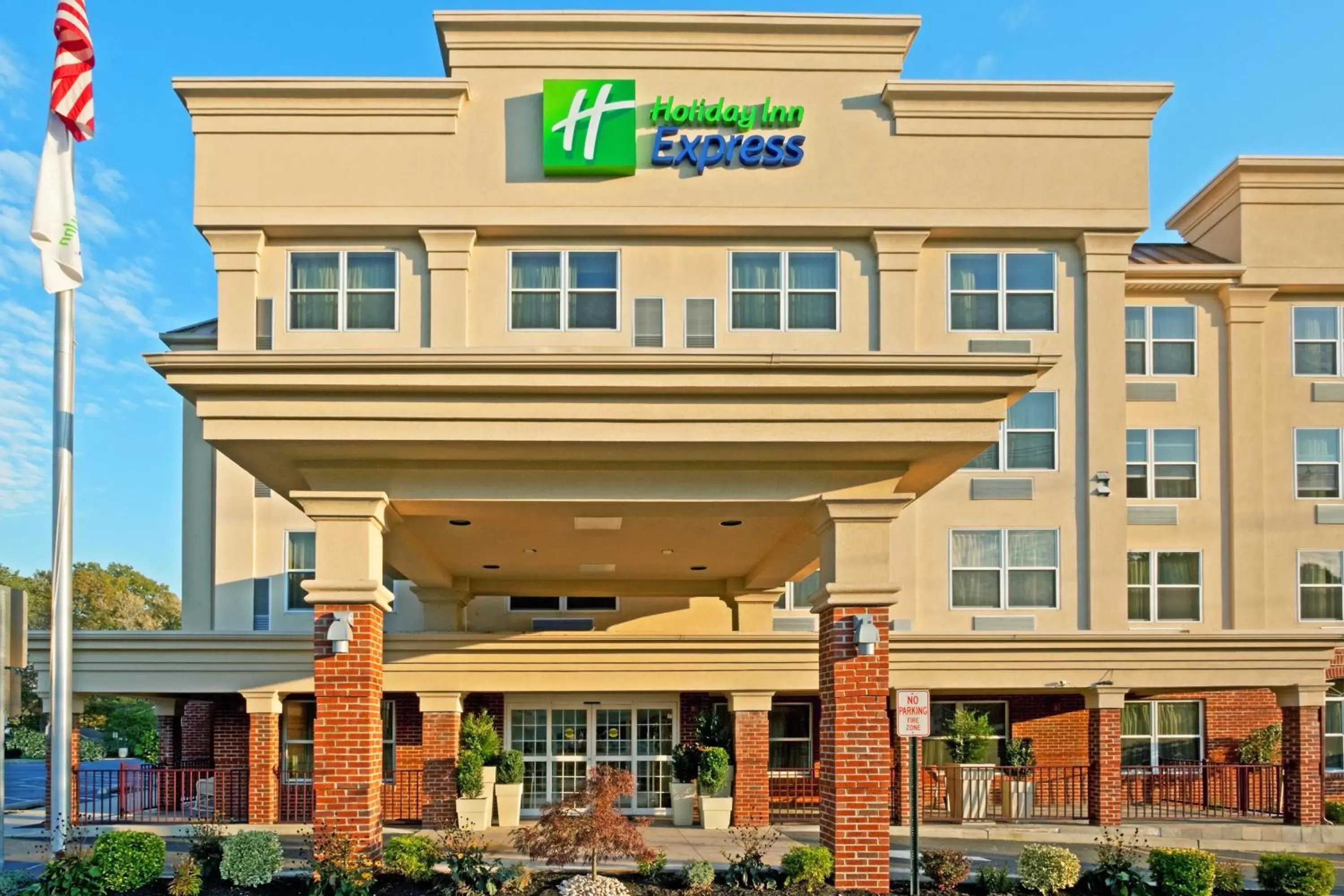 Property building in Holiday Inn Express Woodbridge by IHG Property building in Holiday Inn Express Woodbridge by IHG