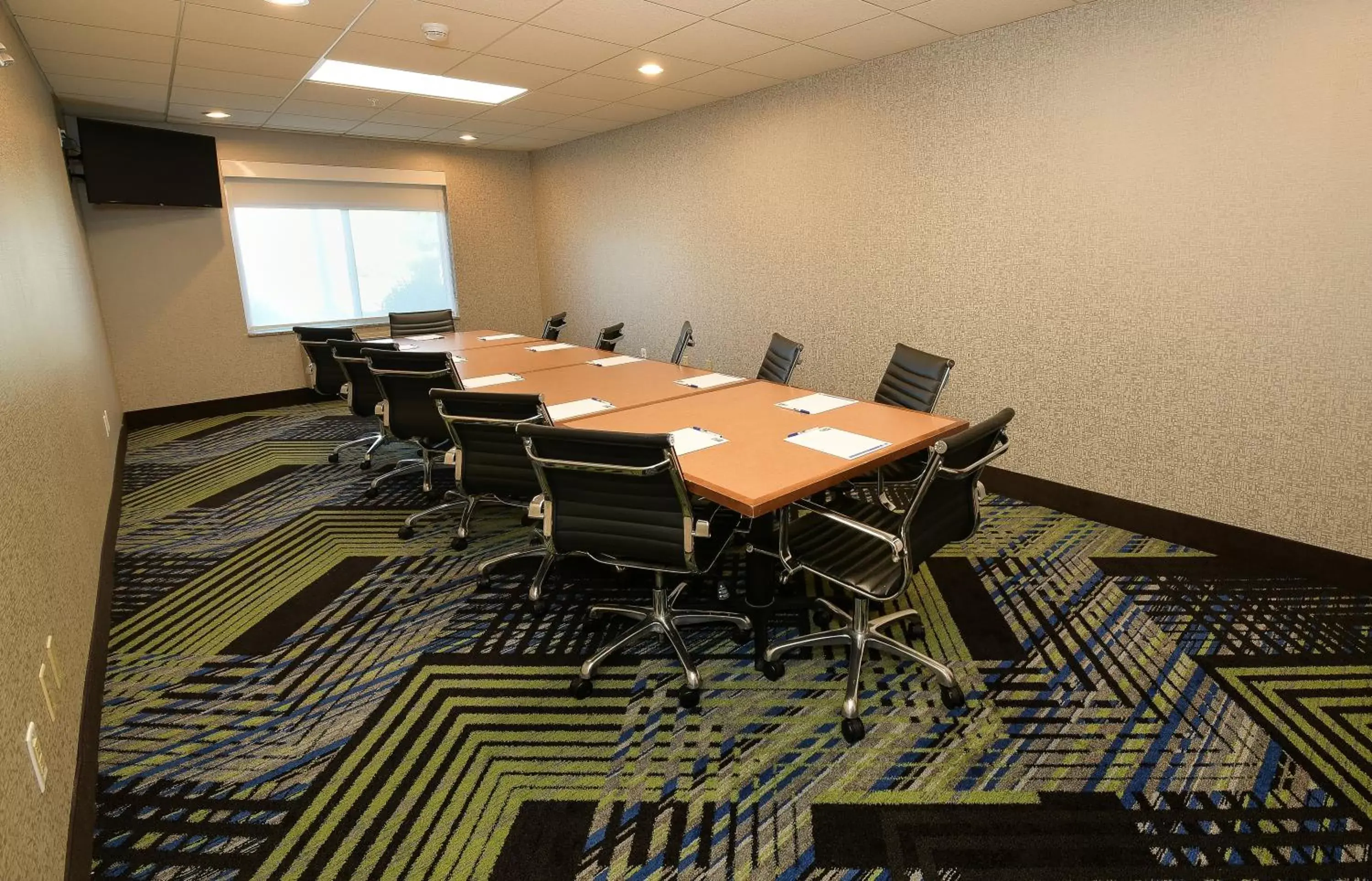 Meeting/conference room in Holiday Inn Express Hotel & Suites Grand Forks, an IHG Hotel