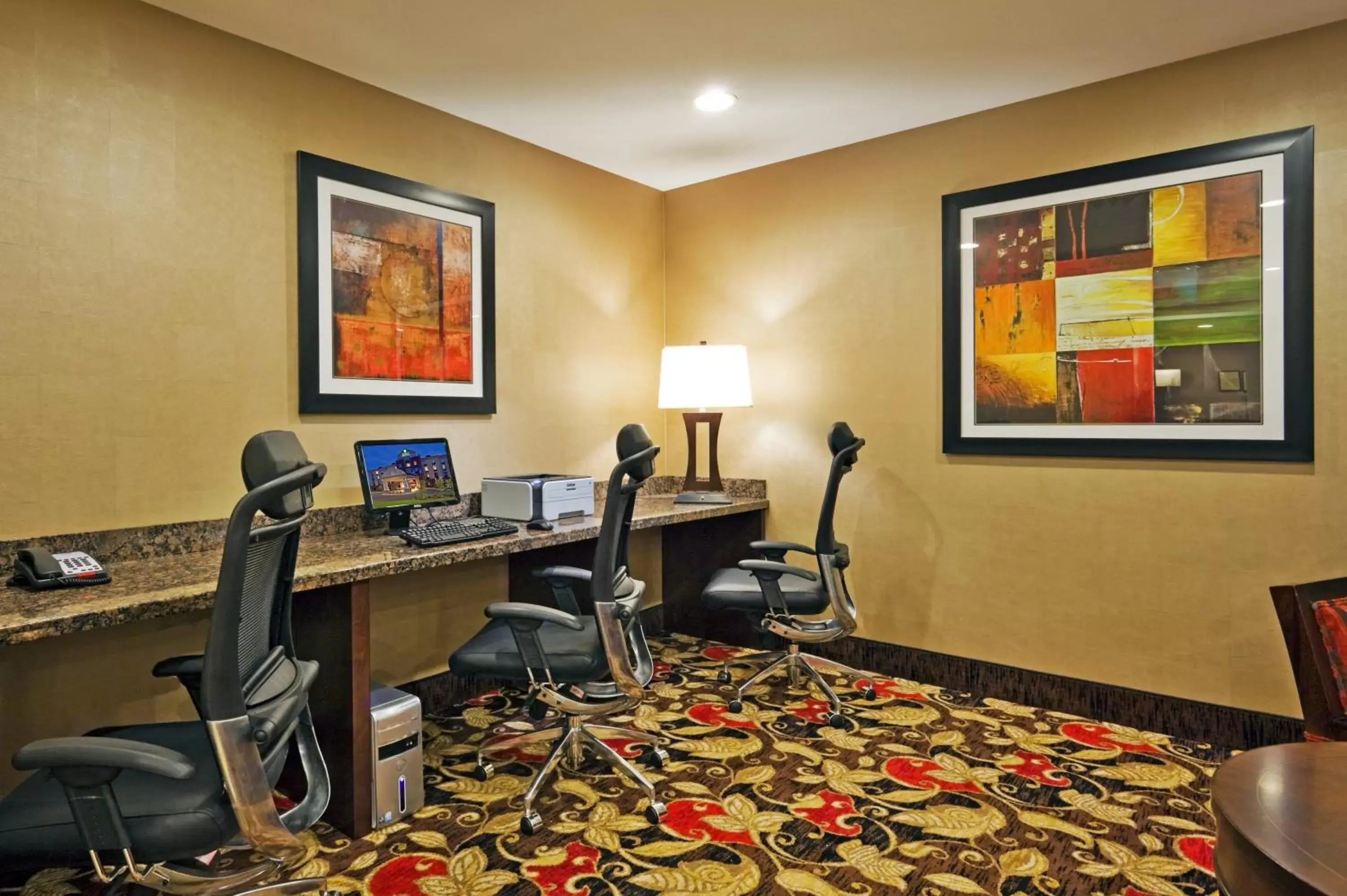 Lobby or reception in Holiday Inn Express Hotel & Suites Kodak East-Sevierville, an IHG Hotel