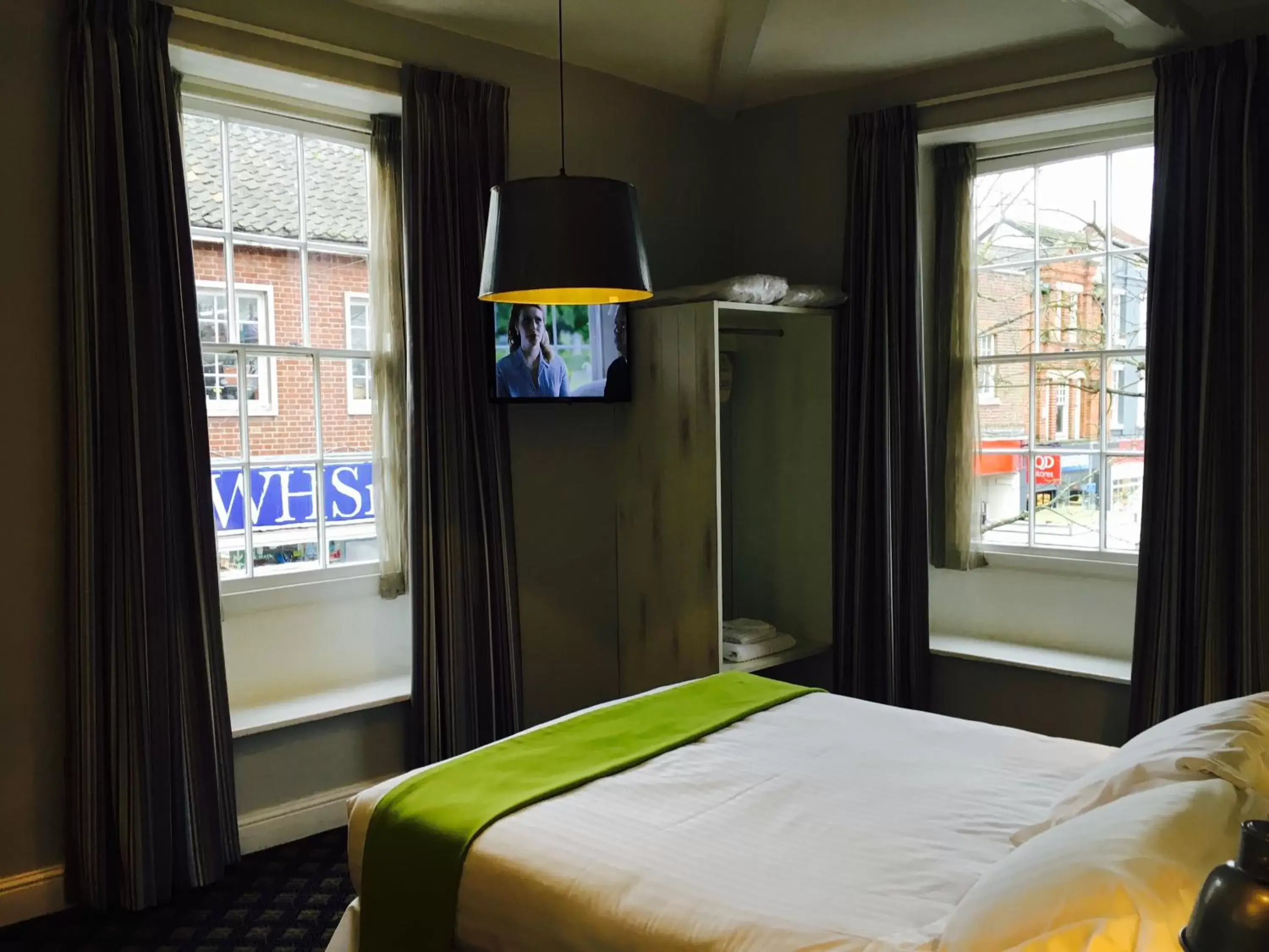 Bedroom, Bed in The King's Head Hotel Wetherspoon