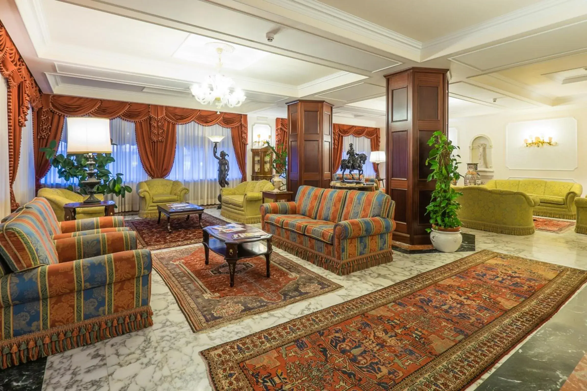 Lounge or bar, Lobby/Reception in Hotel Royal