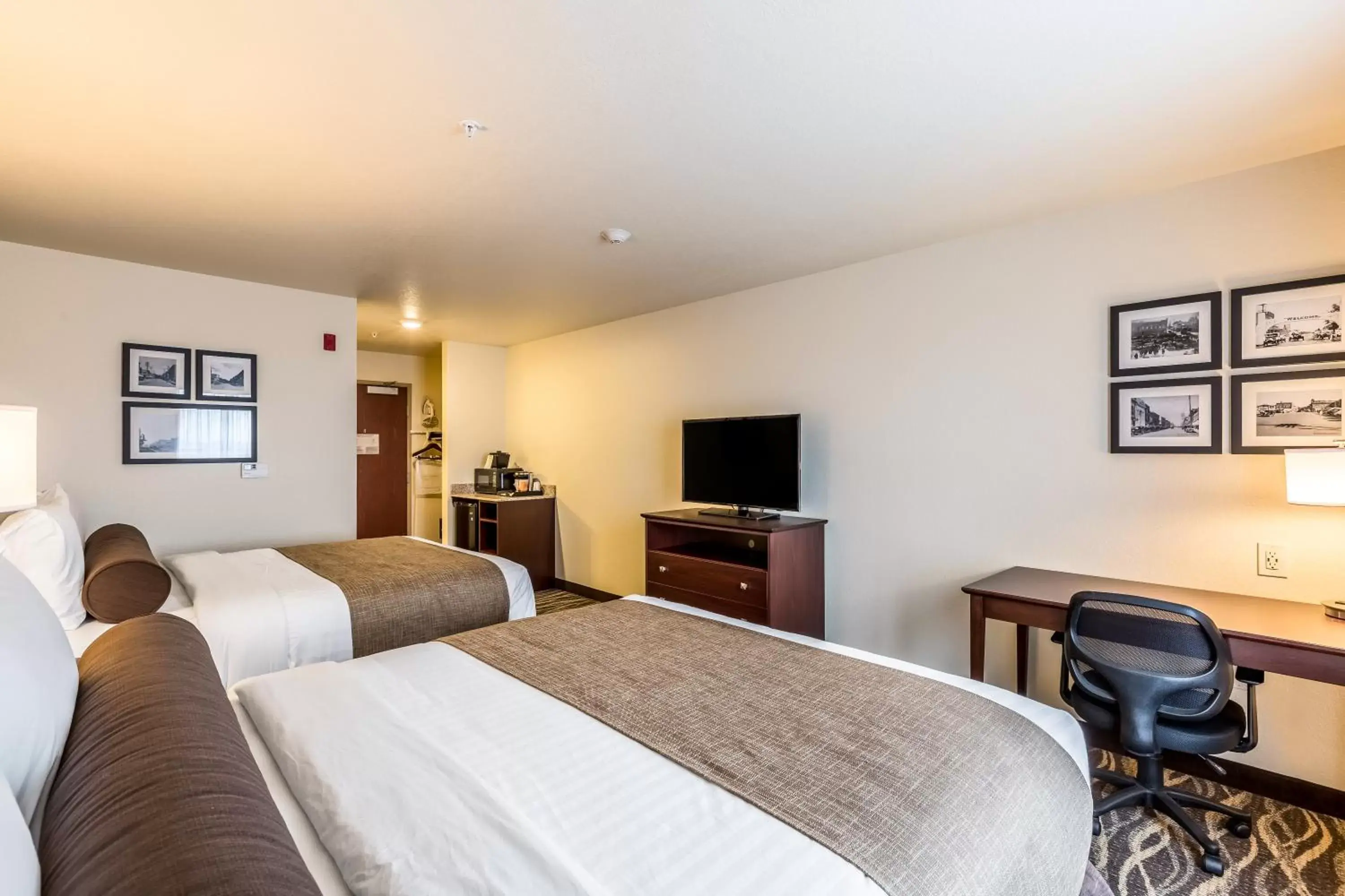 Bed, TV/Entertainment Center in Cobblestone Hotel & Suites - Chippewa Falls
