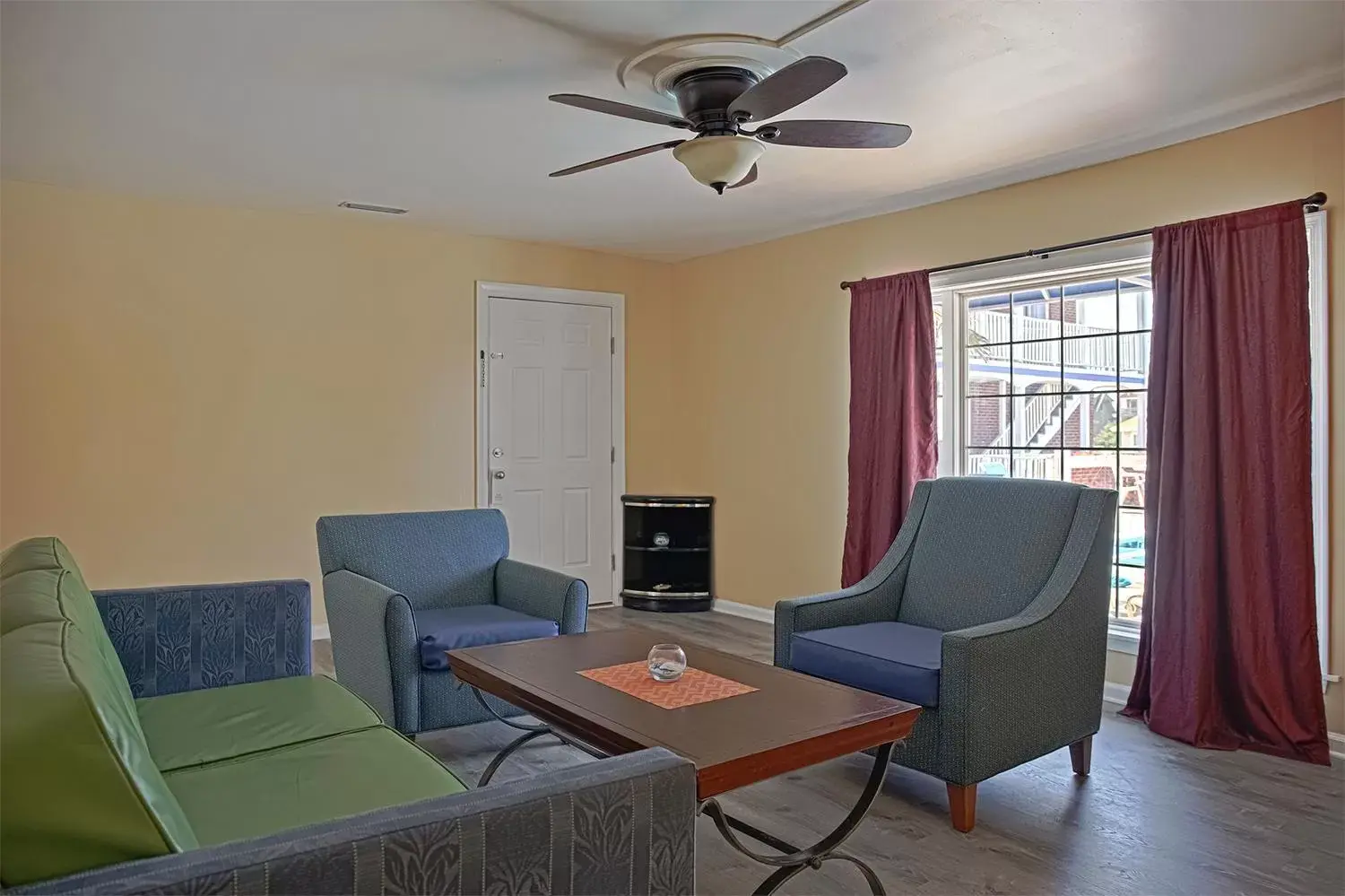 Living room, Seating Area in Colonial Inn