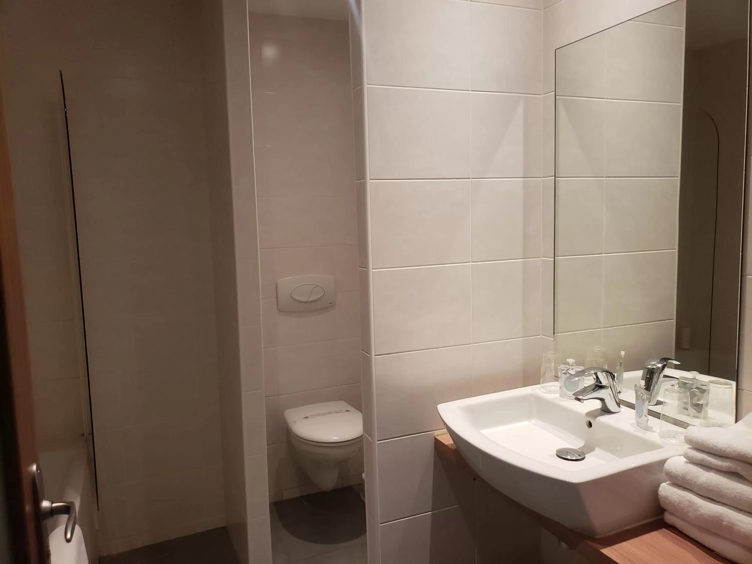 Kitchen or kitchenette in Kyriad Hotel Tours Centre