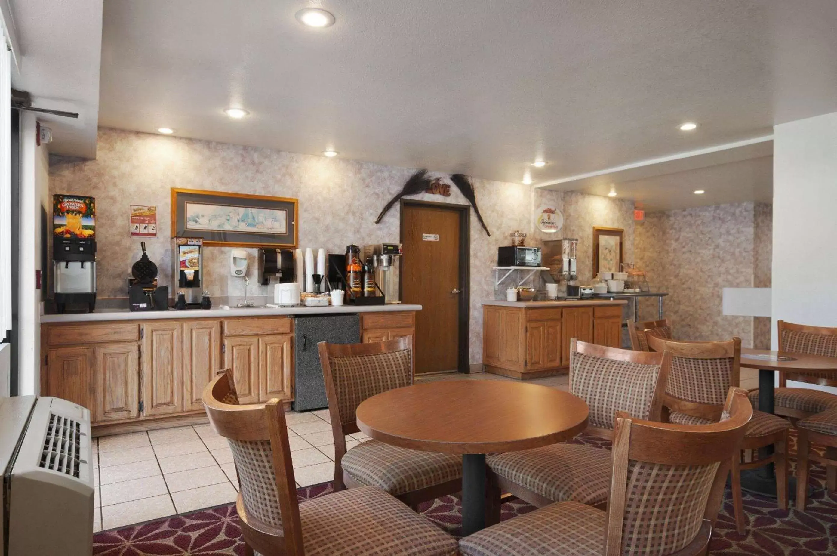 Breakfast, Lounge/Bar in Super 8 by Wyndham Austin North/University Area