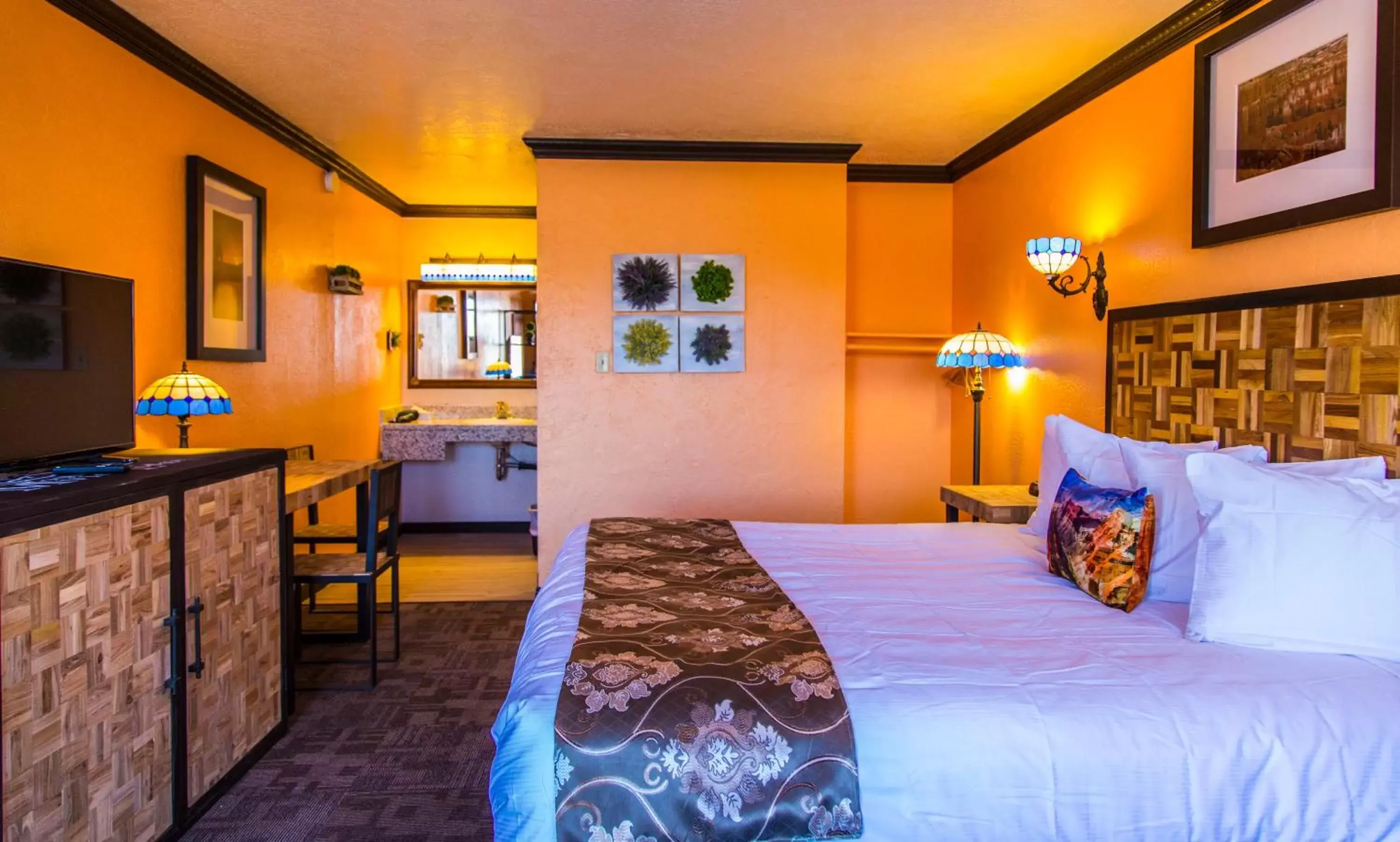 Photo of the whole room, Bed in Mountain View Lodge Photo of the whole room, Bed in Mountain View Lodge