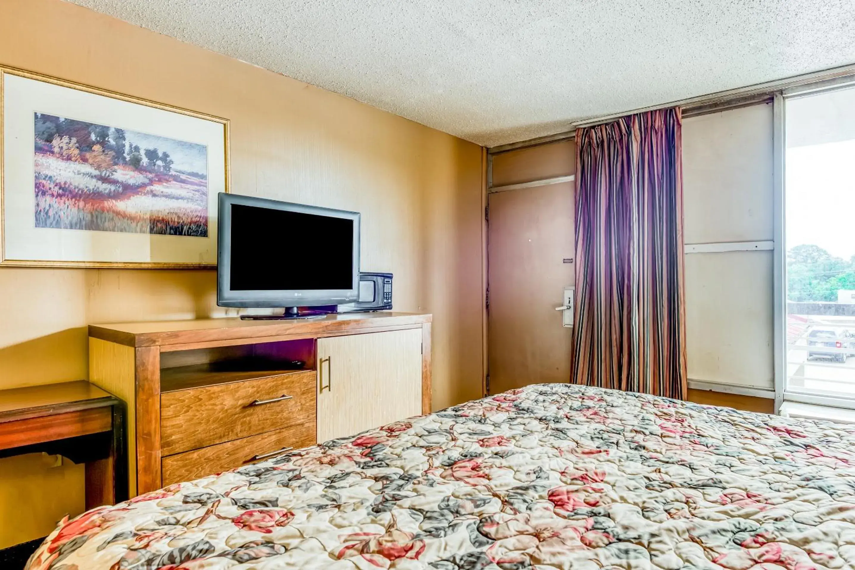 Bedroom, TV/Entertainment Center in OYO Hotel Jackson North I-55