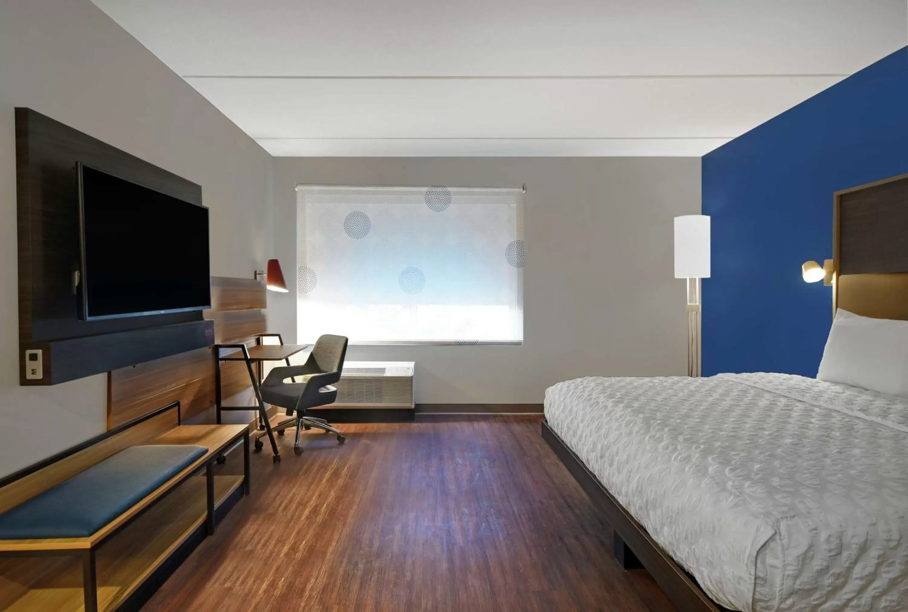 Bed, TV/Entertainment Center in Tru By Hilton Burlington