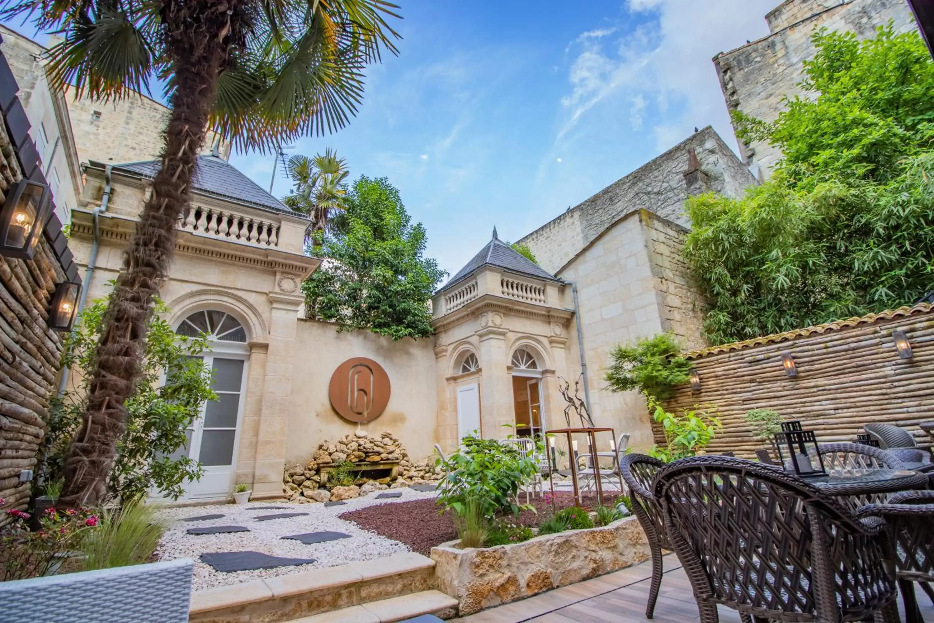 Patio, Property Building in Hotel des Quinconces Bordeaux Centre