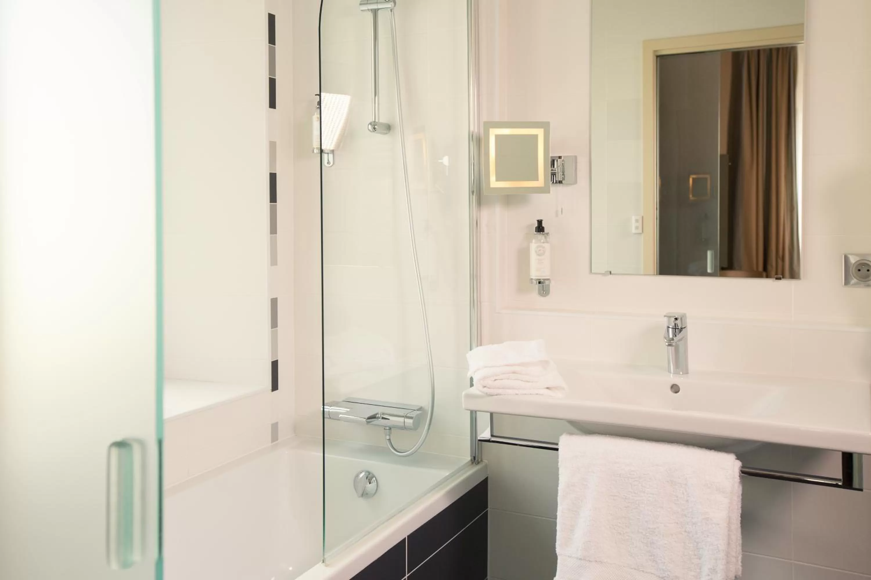 Bathroom in Best Western Plus Richelieu