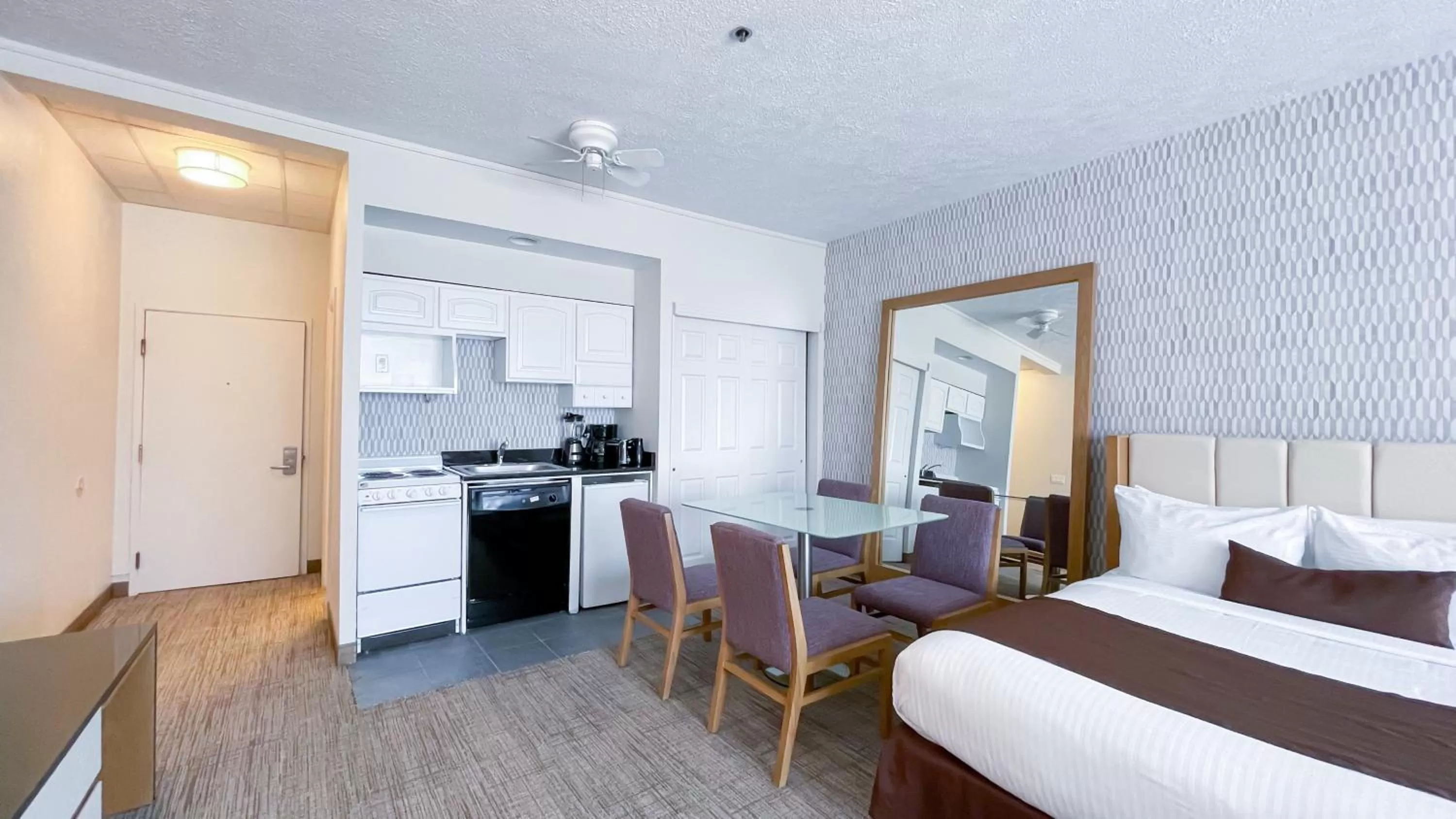 Kitchen or kitchenette, Bed in Split Rock Resort