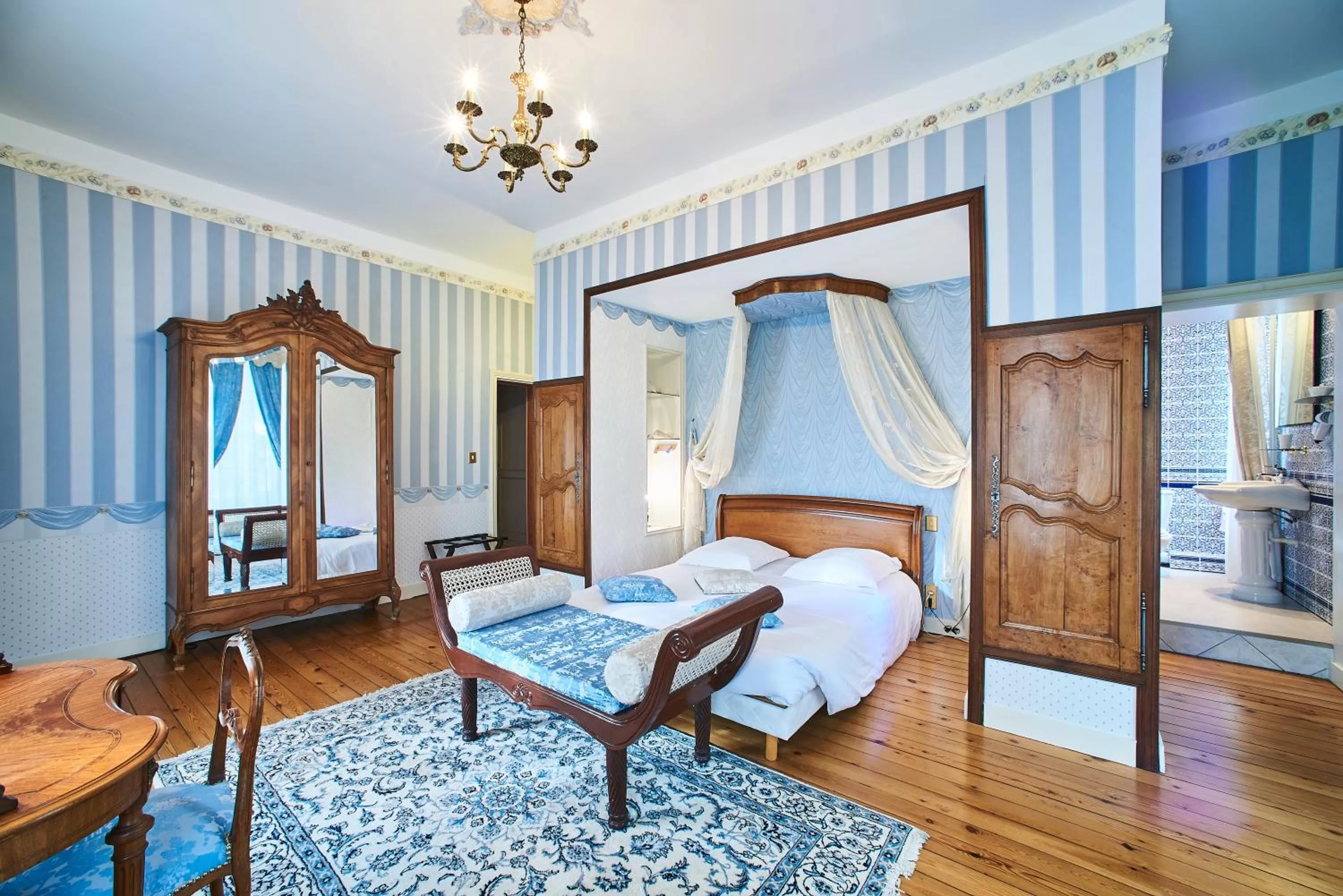 Photo of the whole room, Bed in Château de la Richerie - proche Puy du Fou