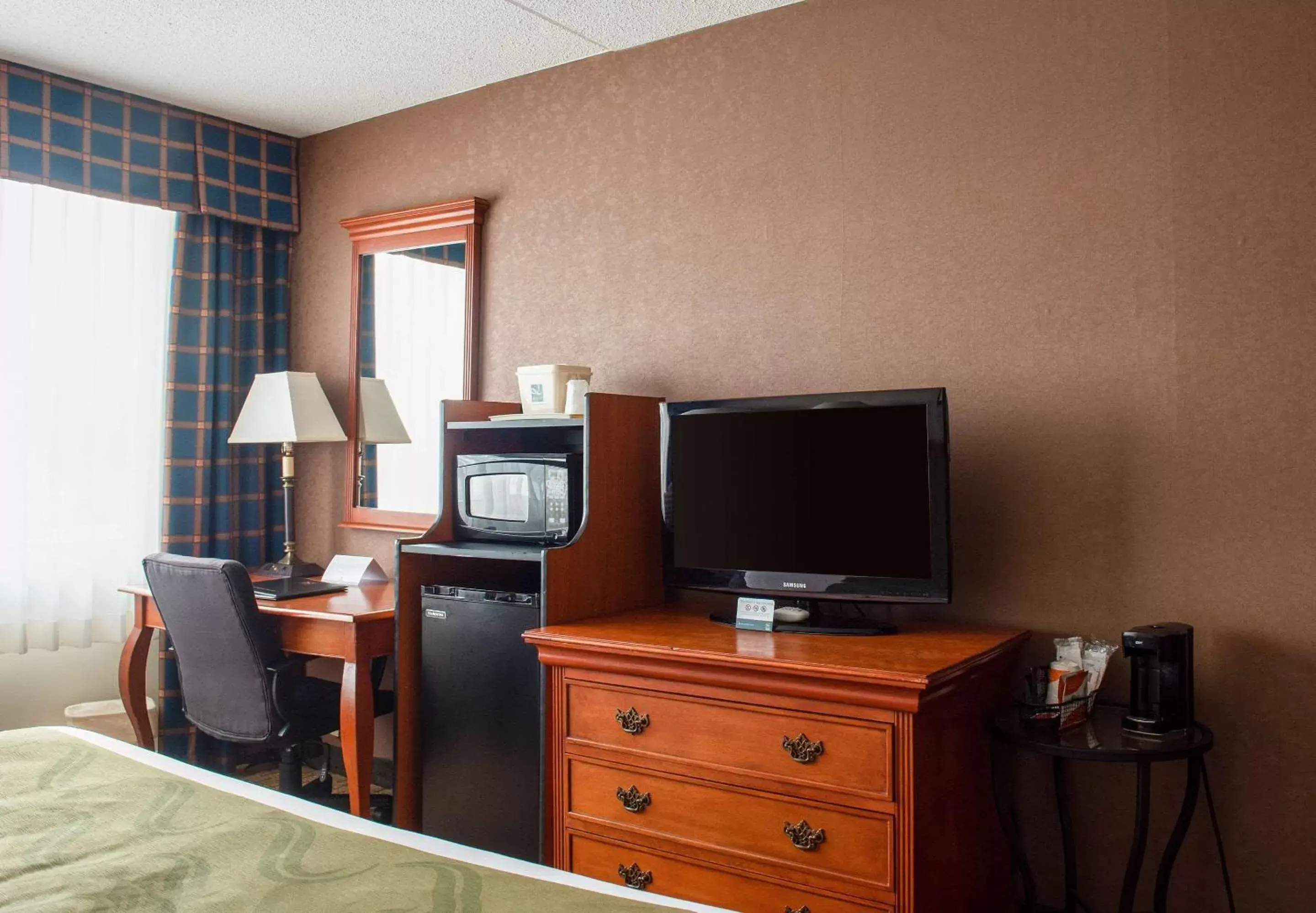 Photo of the whole room, TV/Entertainment Center in Quality Inn Beckley