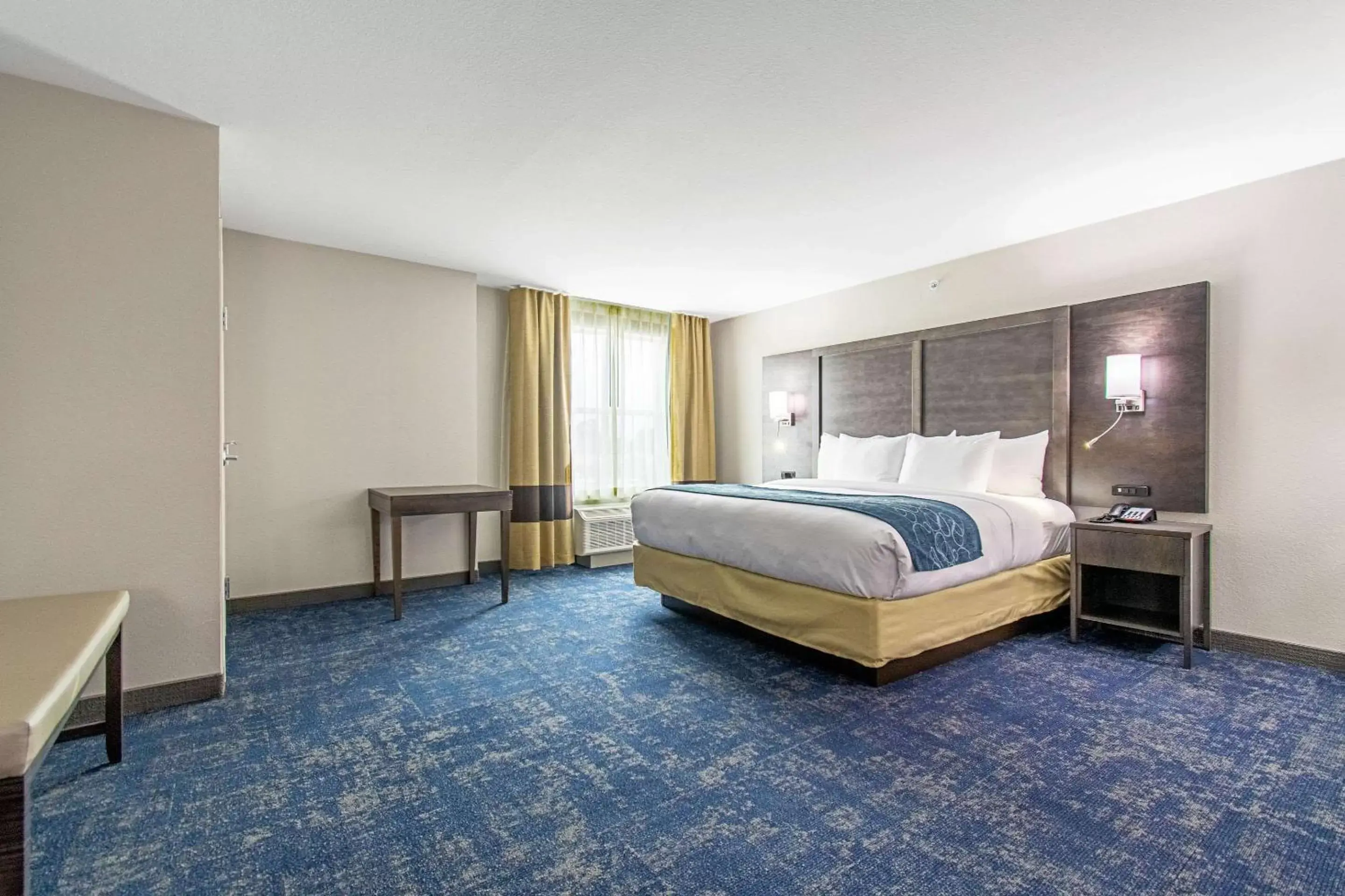 Photo of the whole room, Bed in Comfort Suites Humble Houston IAH