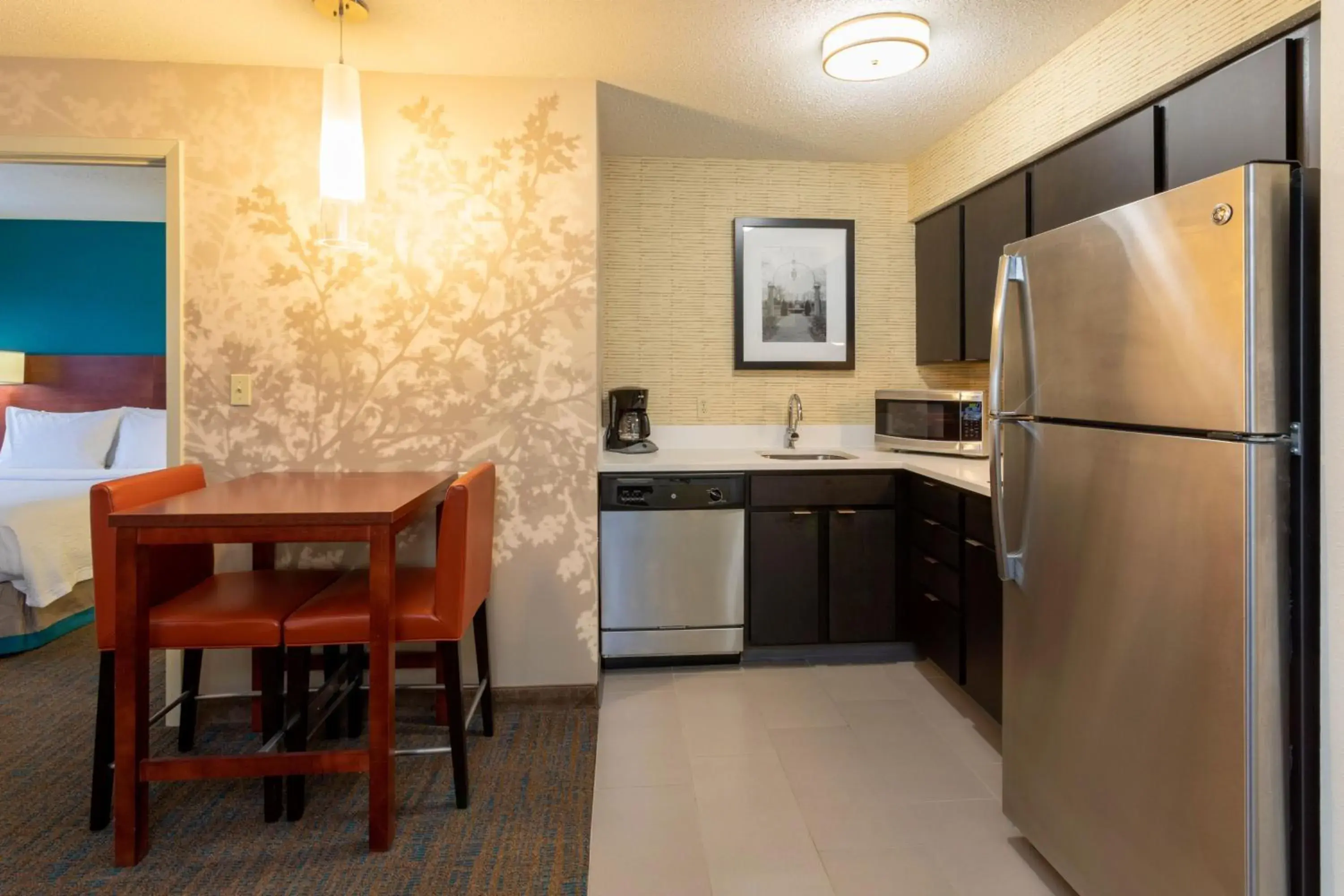 Bedroom, Kitchen/Kitchenette in Residence Inn Minneapolis St. Paul/Roseville