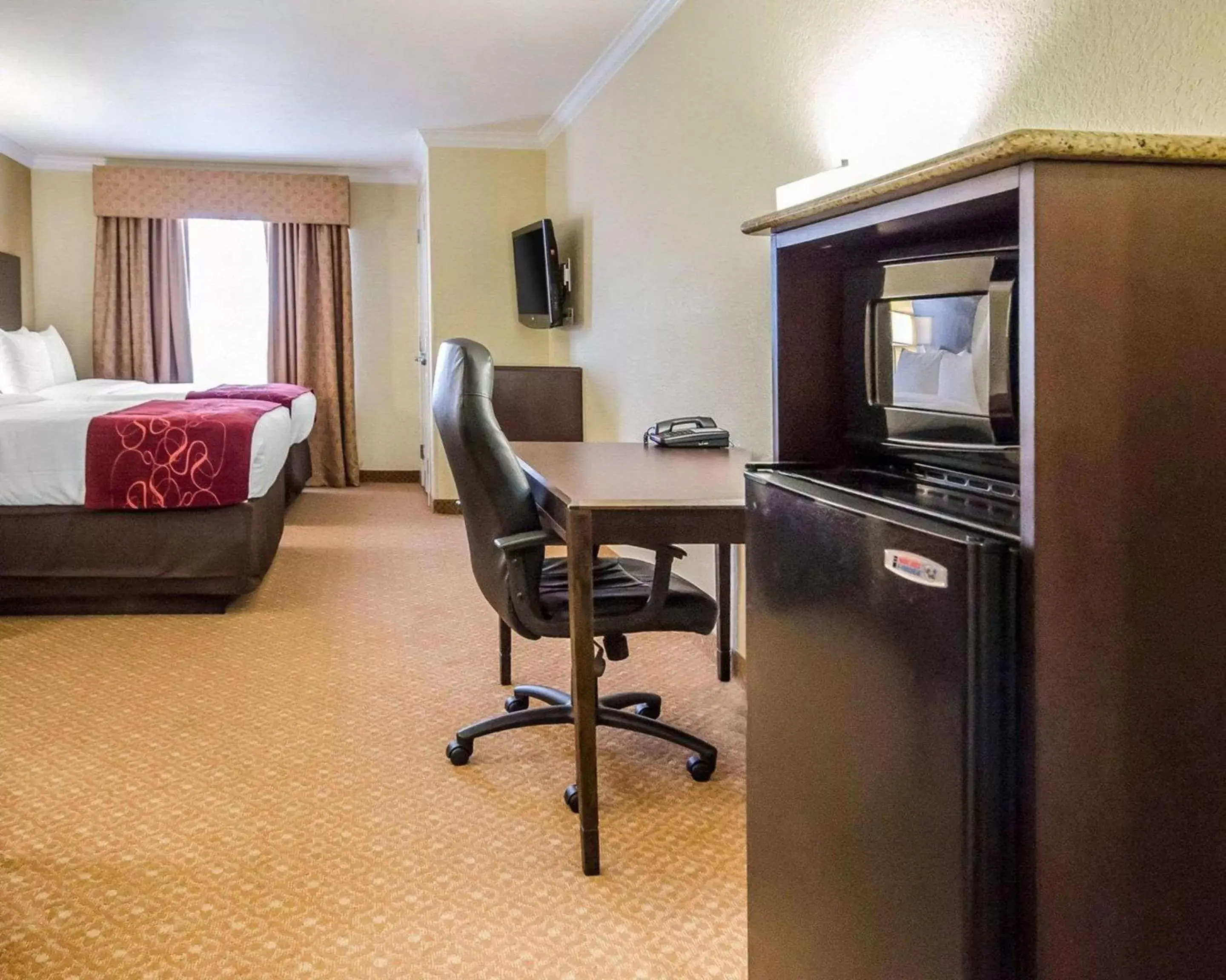 Photo of the whole room in Comfort Suites Elizabethtown