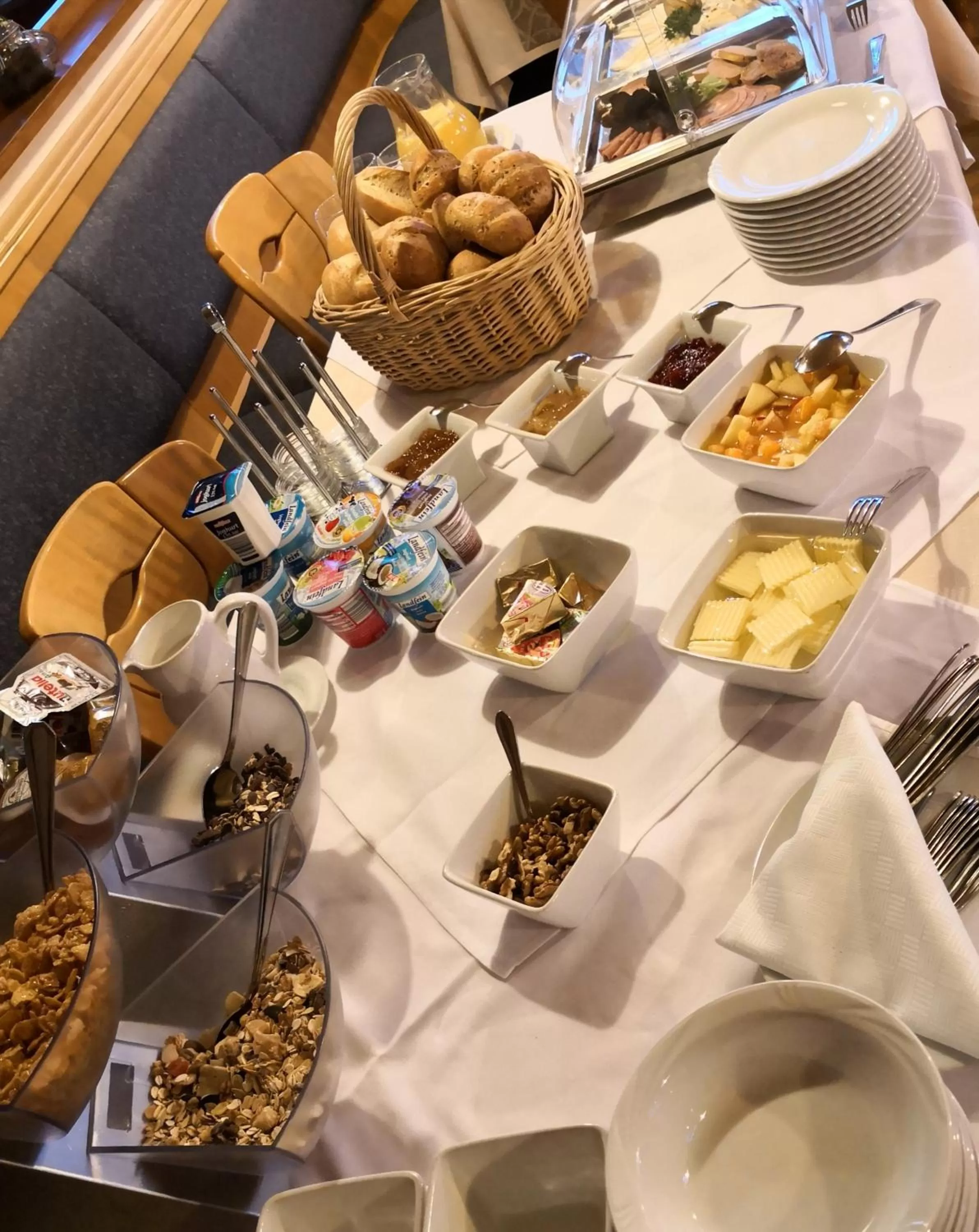 Buffet breakfast in Gästehaus und Fewo Lamm Garni