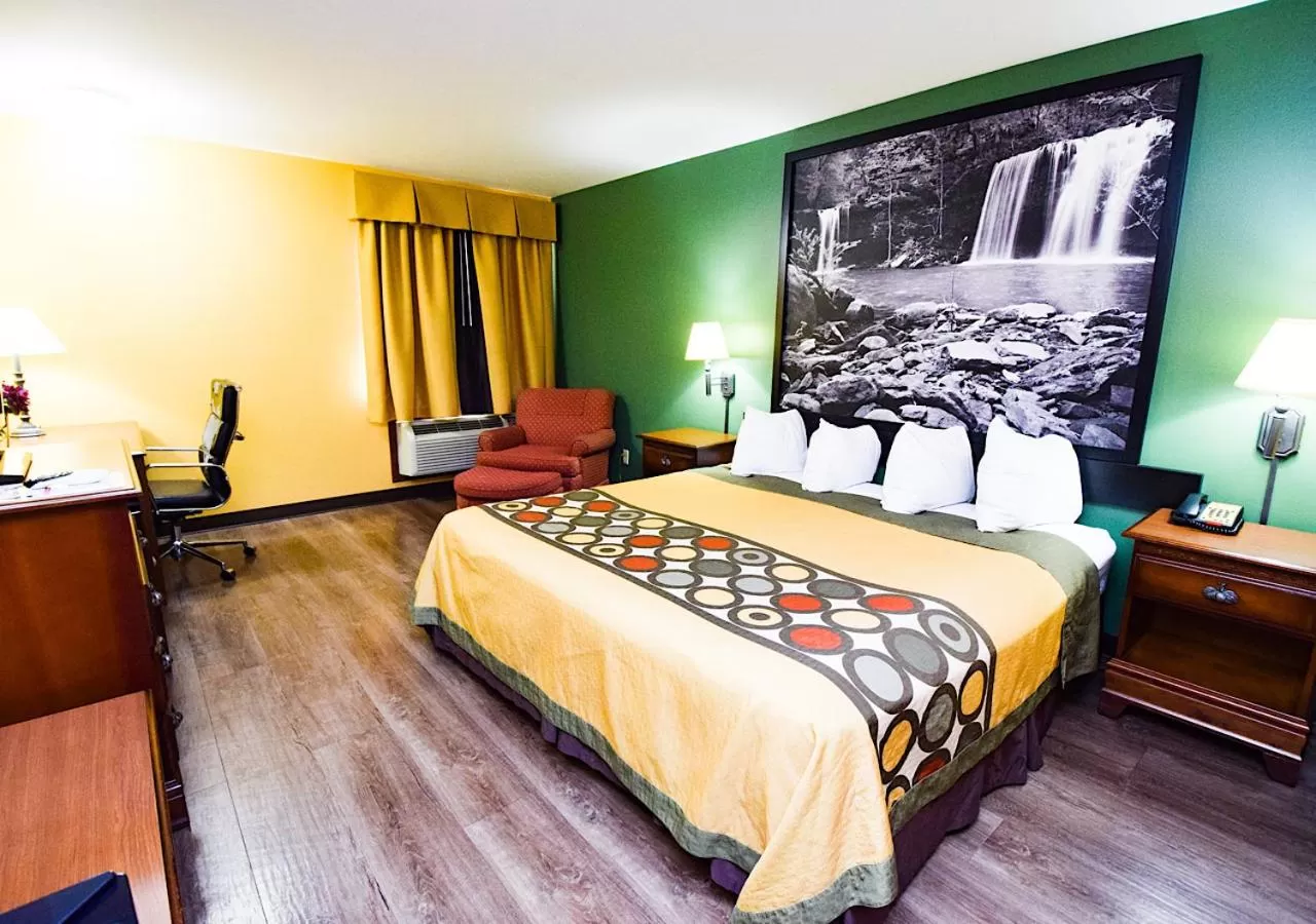 Photo of the whole room, Bed in Super 8 by Wyndham Searcy AR