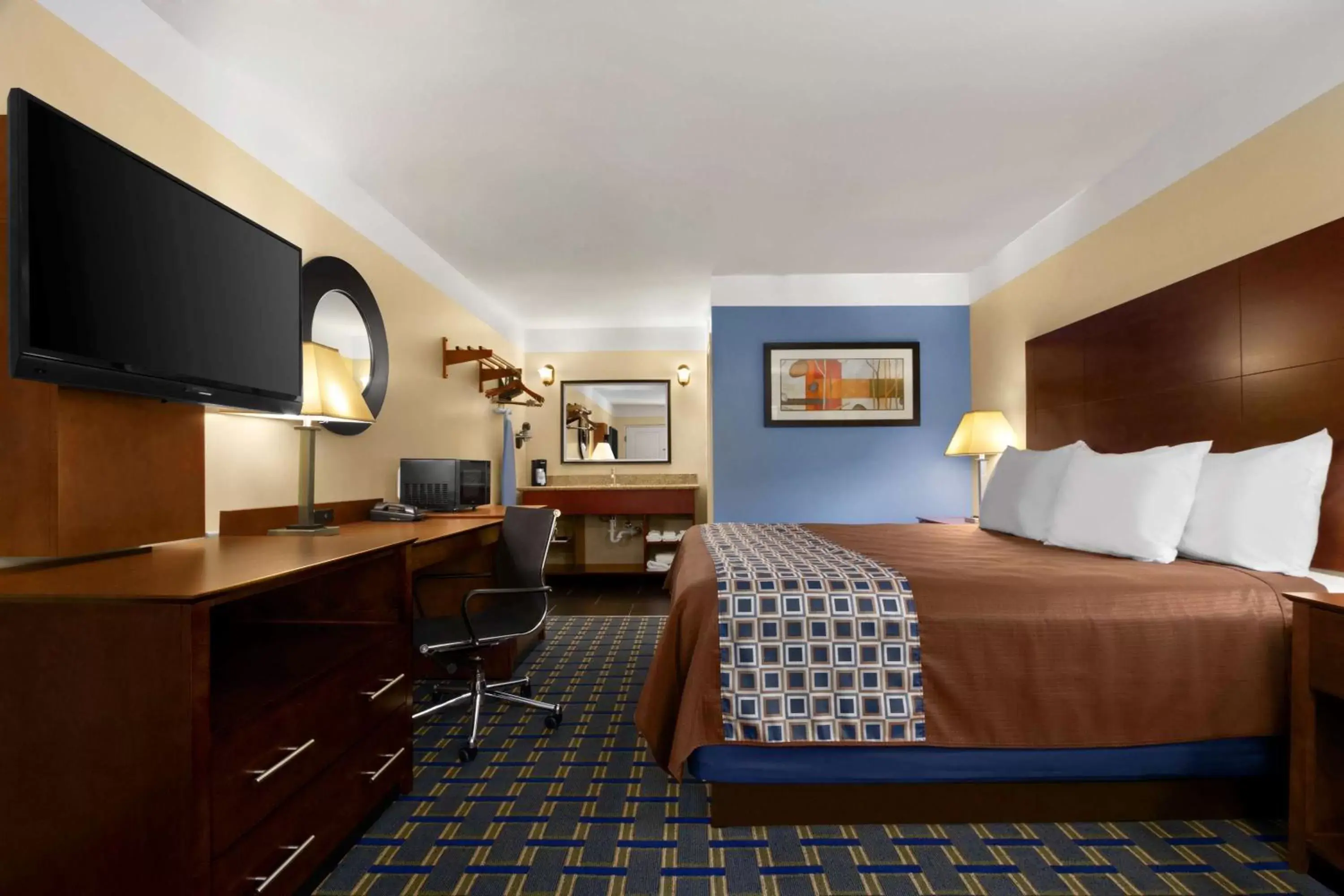 Photo of the whole room, Bed in Days Inn by Wyndham Fultondale