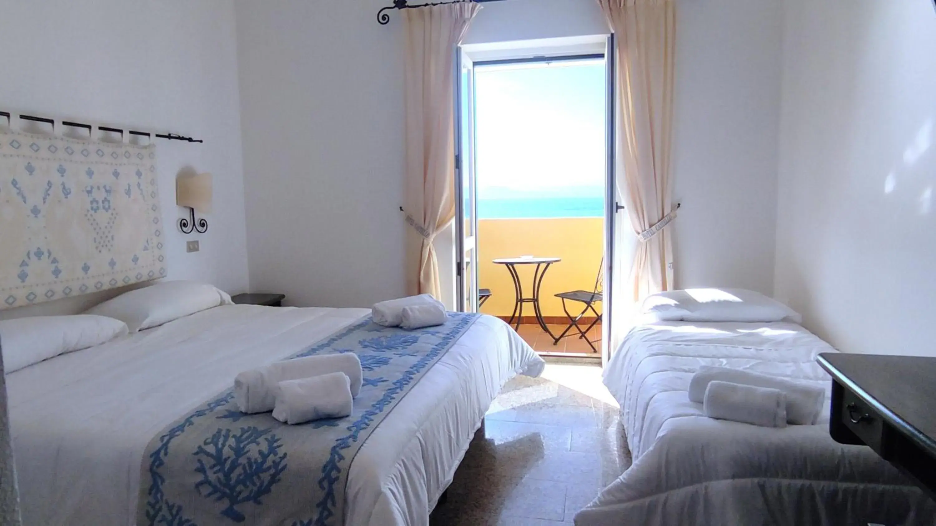 Photo of the whole room, Sea View in Hotel Castello