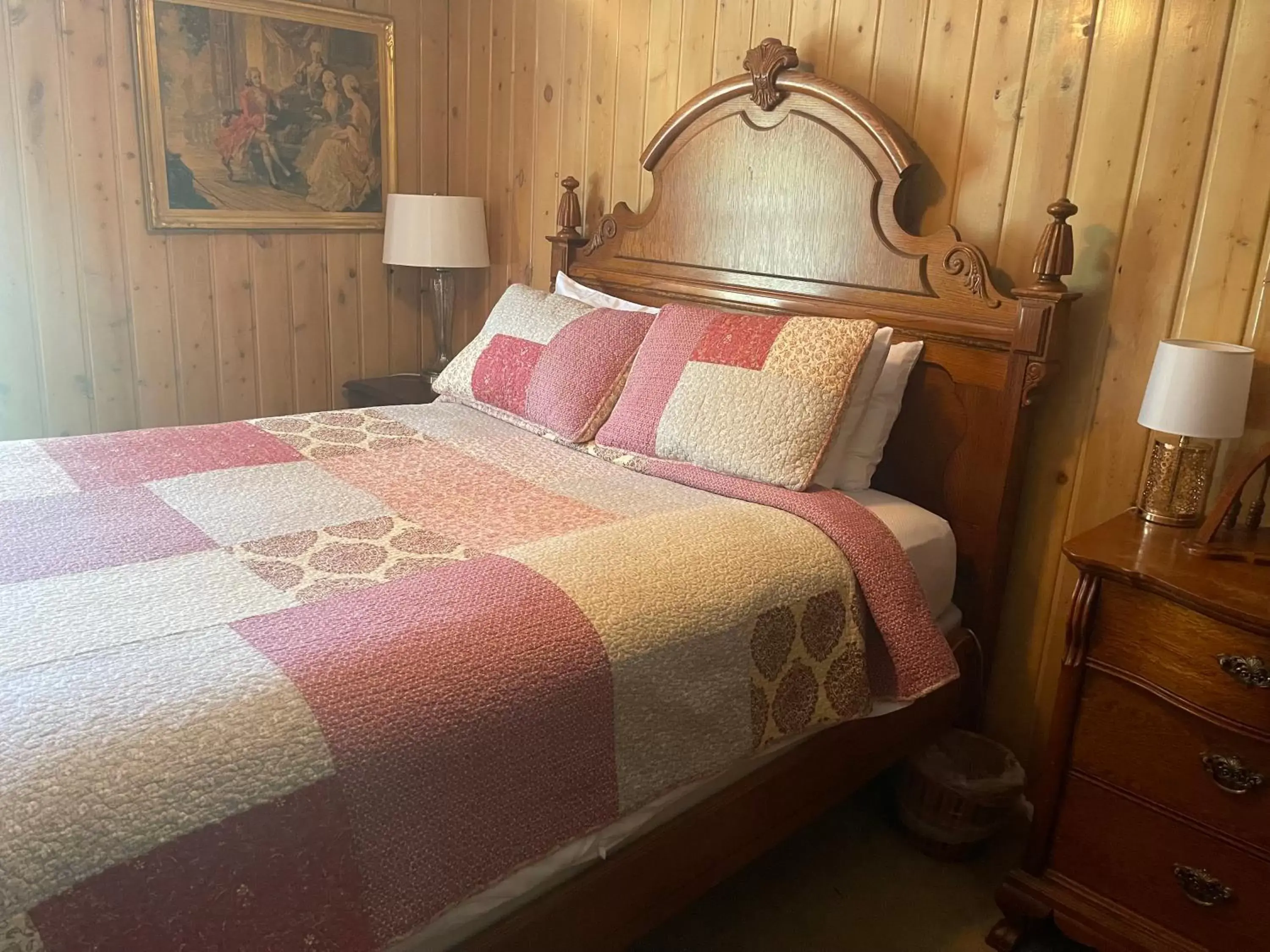 Bed in Silver Fork Lodge & Restaurant