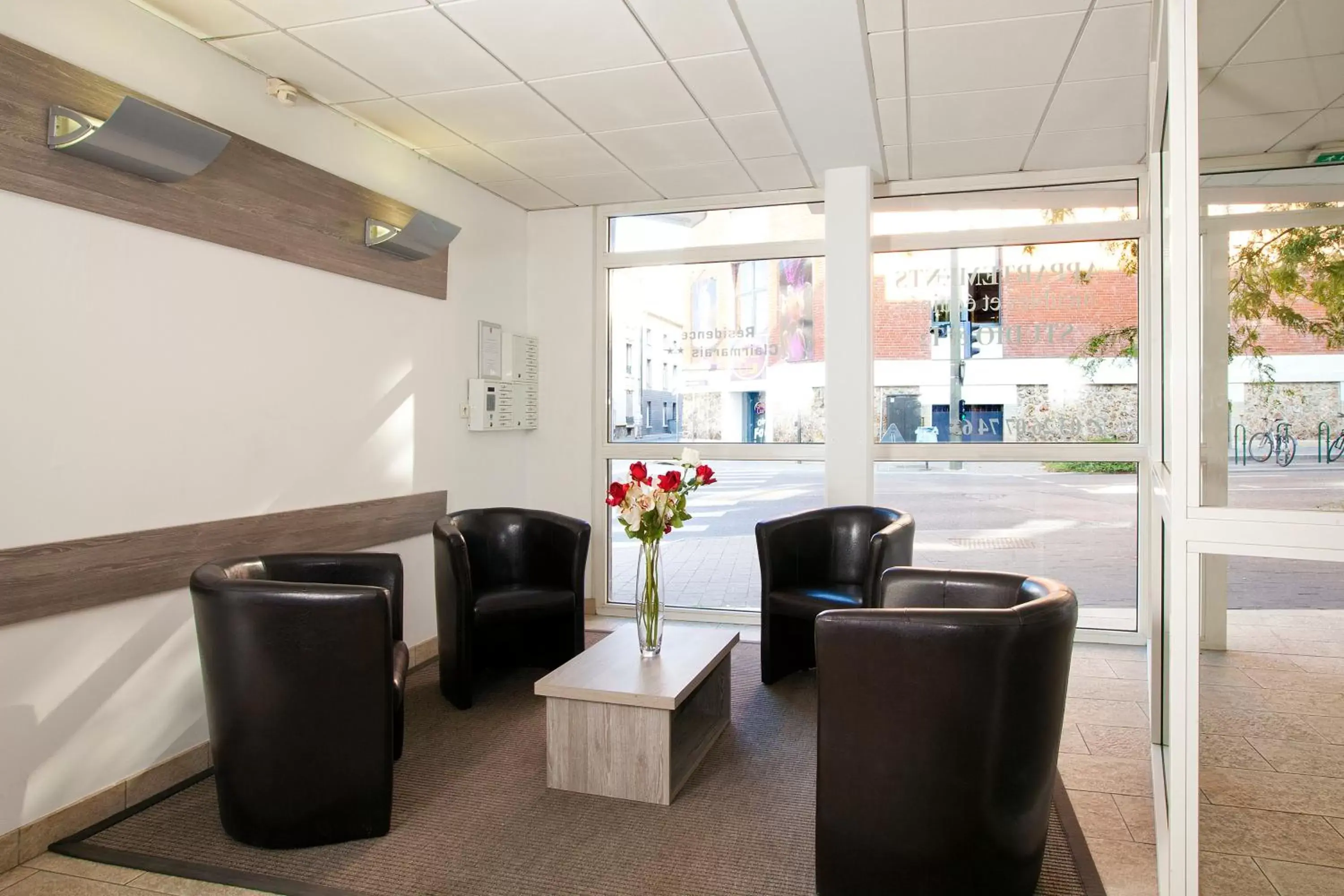 Lobby or reception in Séjours & Affaires Reims Clairmarais Lobby or reception in Séjours & Affaires Reims Clairmarais