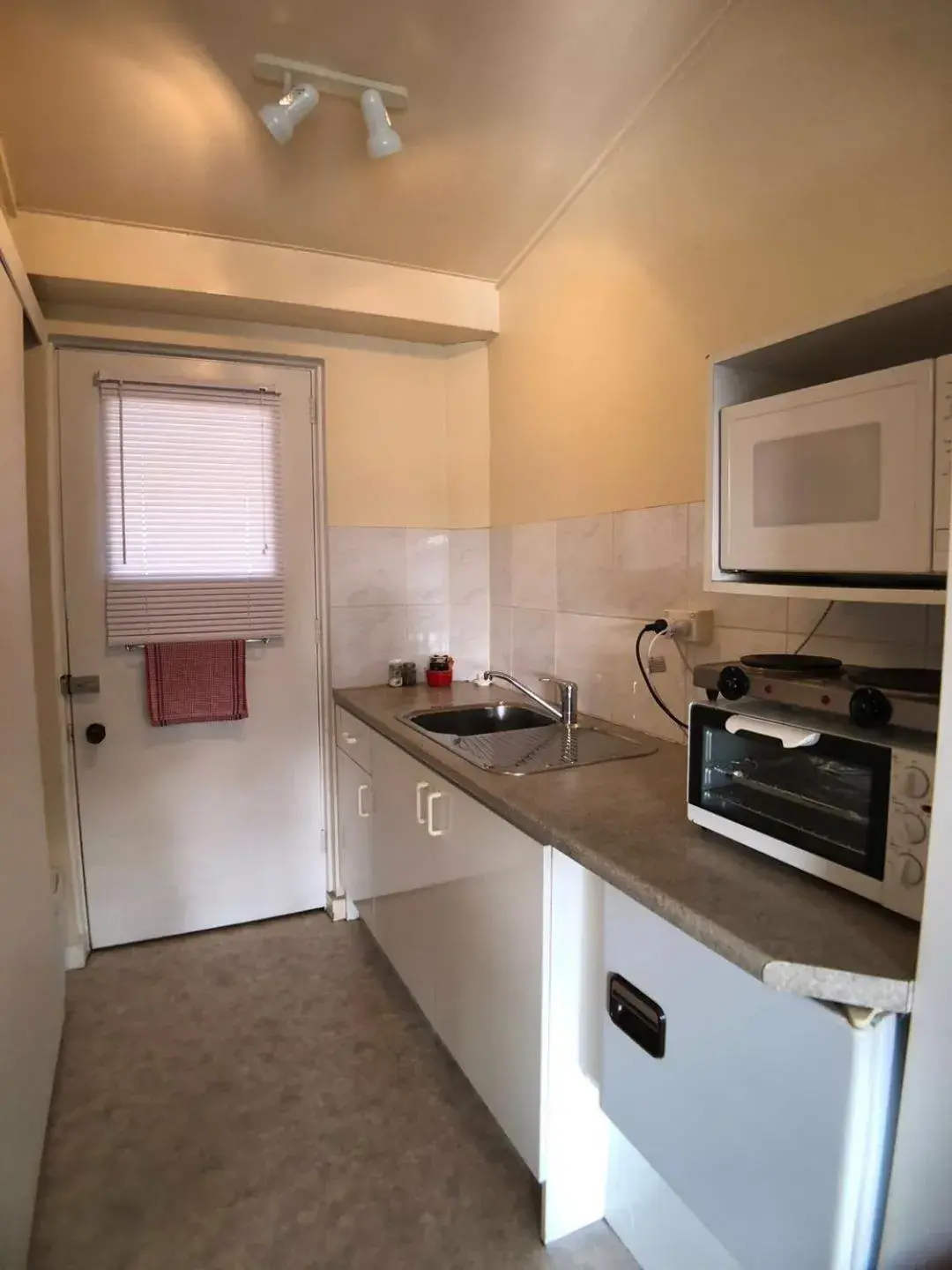 Kitchen/Kitchenette in Tui Lodge Motel