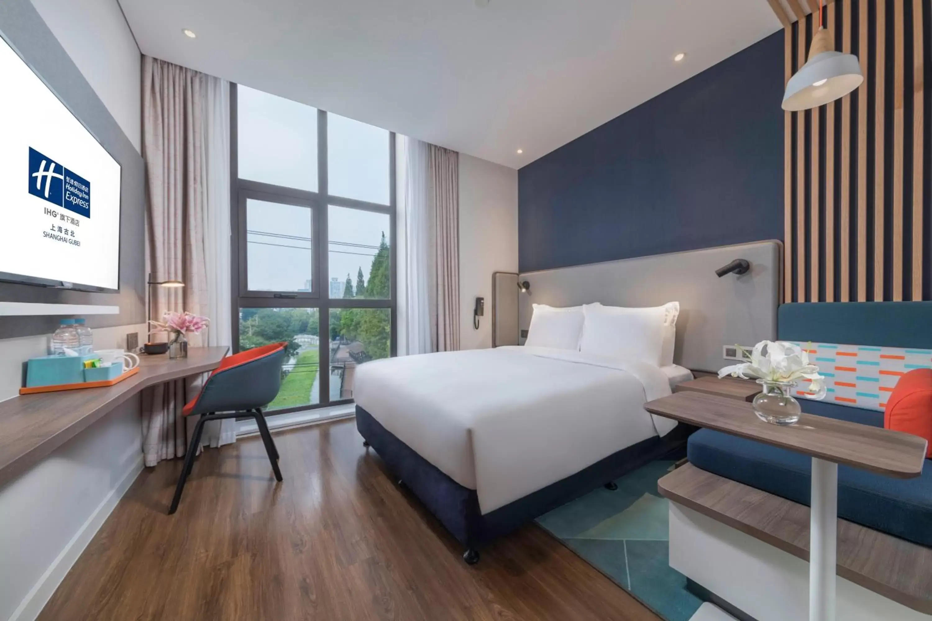 Property building, Bed in Holiday Inn Express Shanghai Gubei by IHG Property building, Bed in Holiday Inn Express Shanghai Gubei by IHG