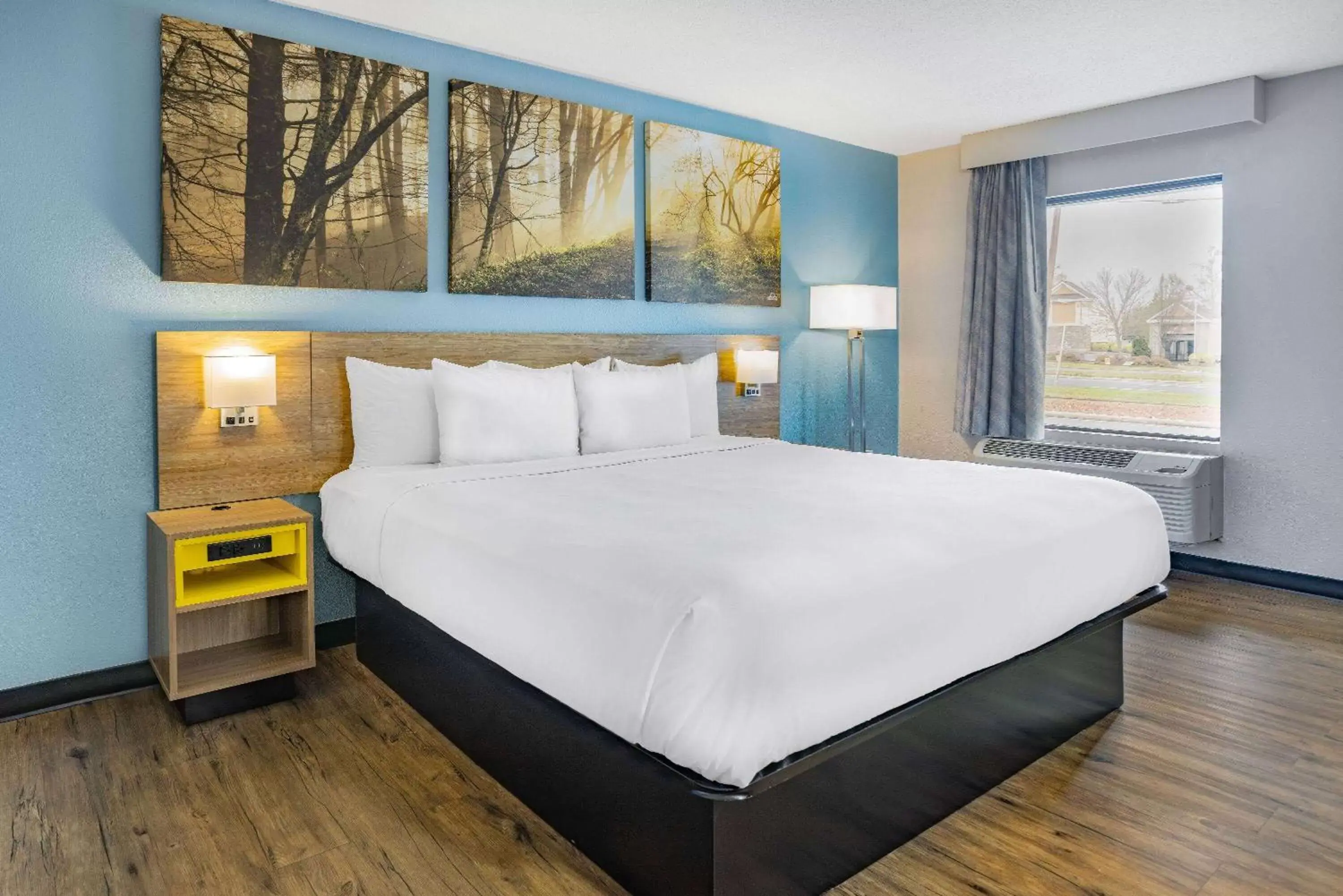 Photo of the whole room, Bed in Days Inn by Wyndham Raleigh Glenwood-Crabtree