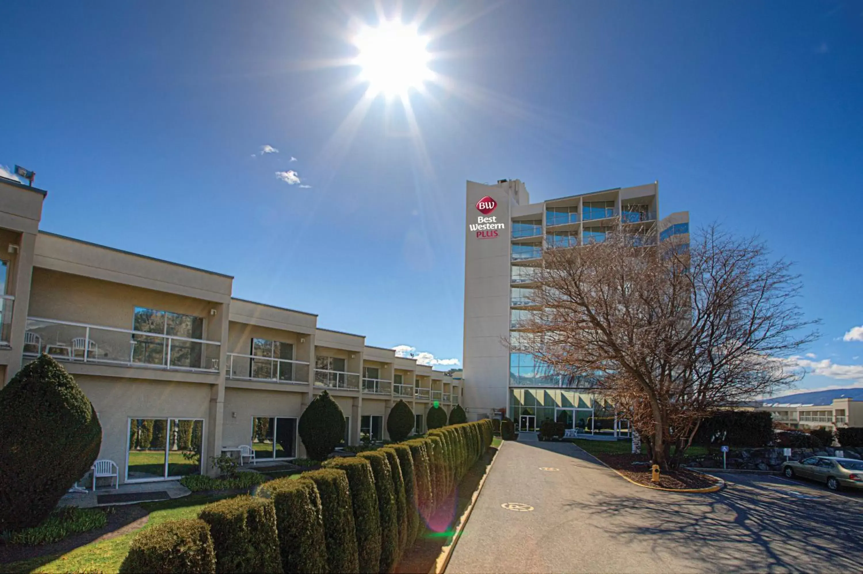 Property Building in Best Western Plus Kelowna Hotel & Suites