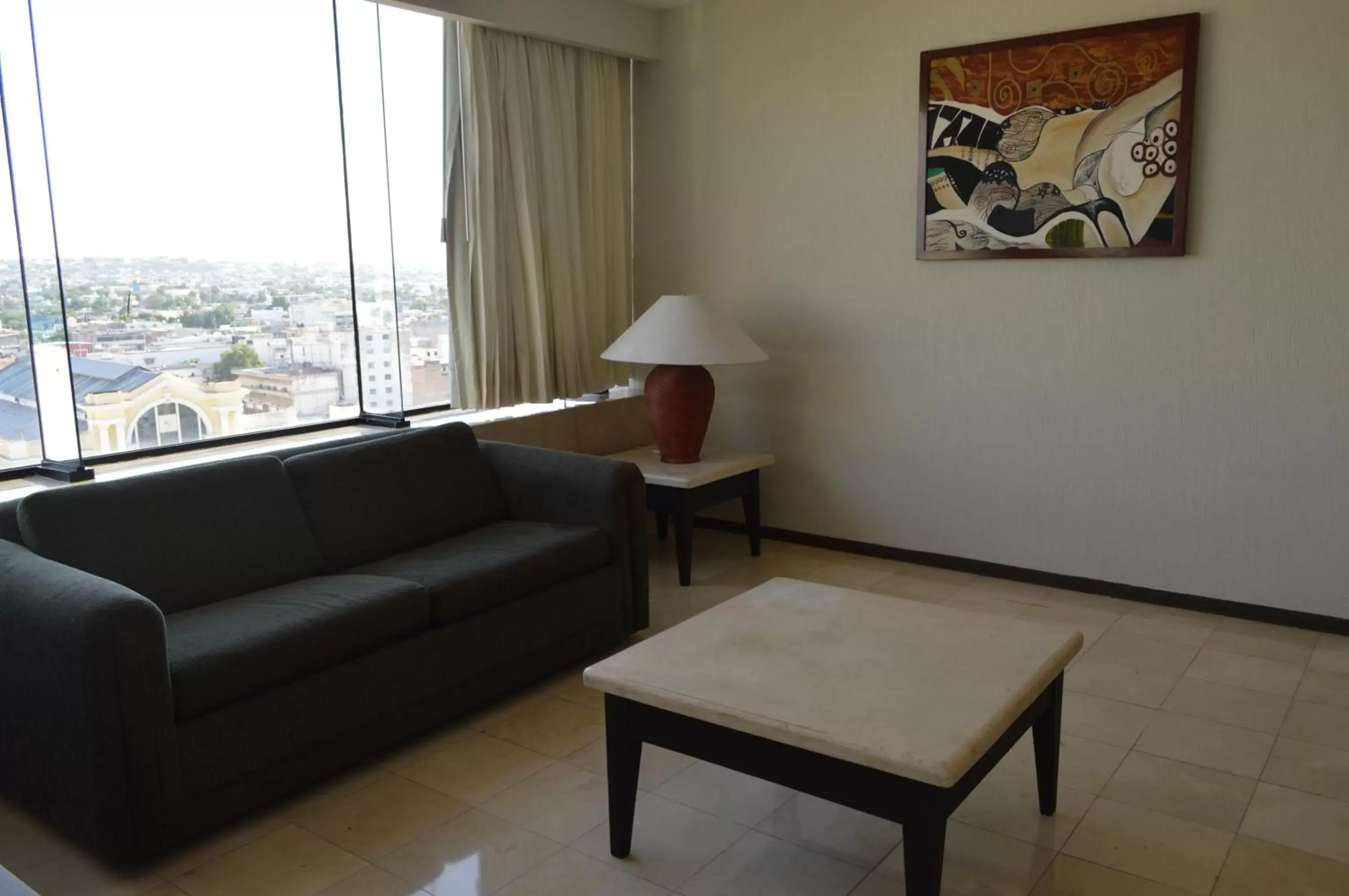 Living room, Seating Area in Ramada Hola Culiacan